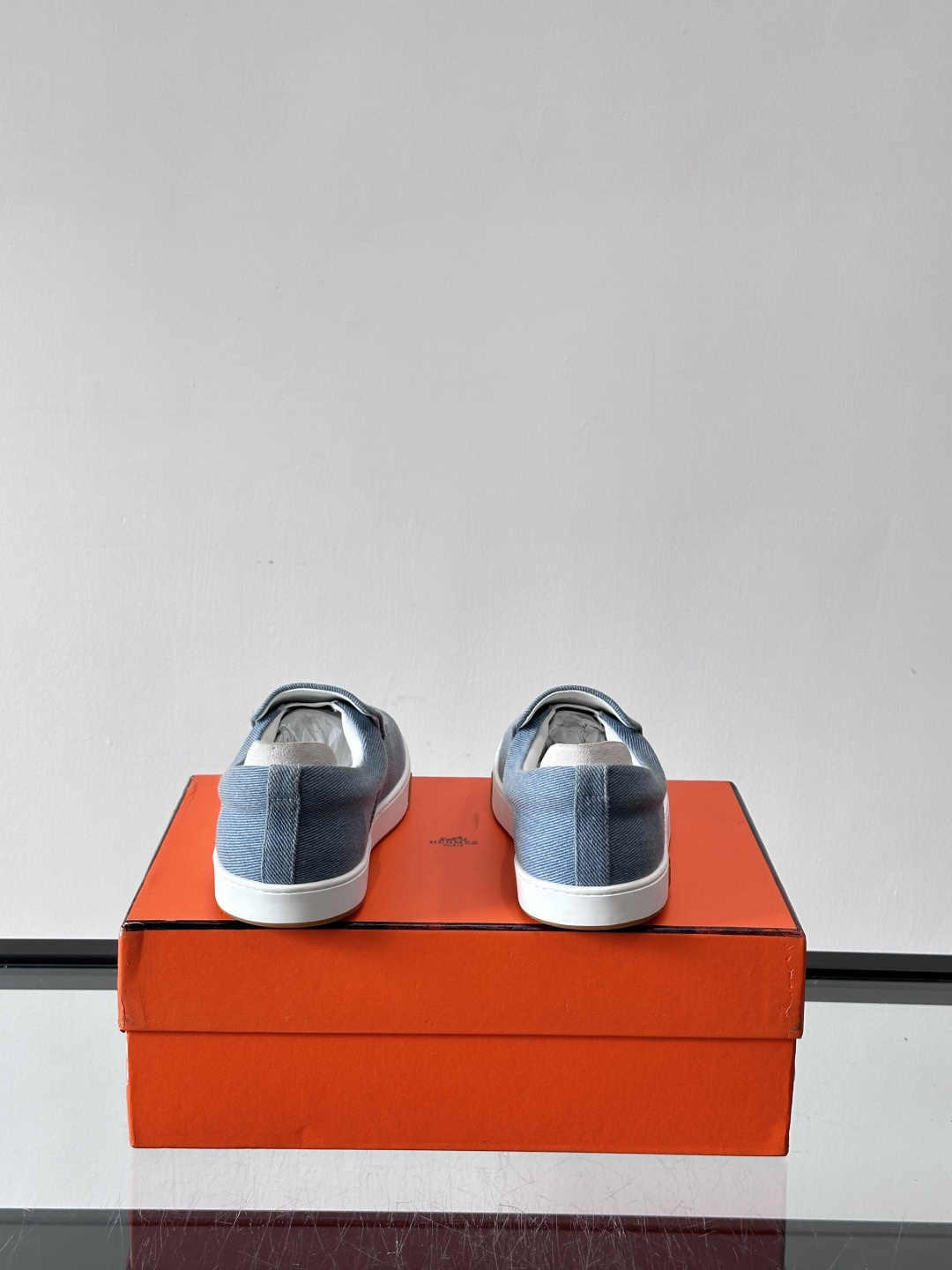 Hermes 2025乐福鞋。爱马仕2025乐福鞋，一脚蹬设计超方便，日常穿搭无压力！鞋面是柔软帆布+皮