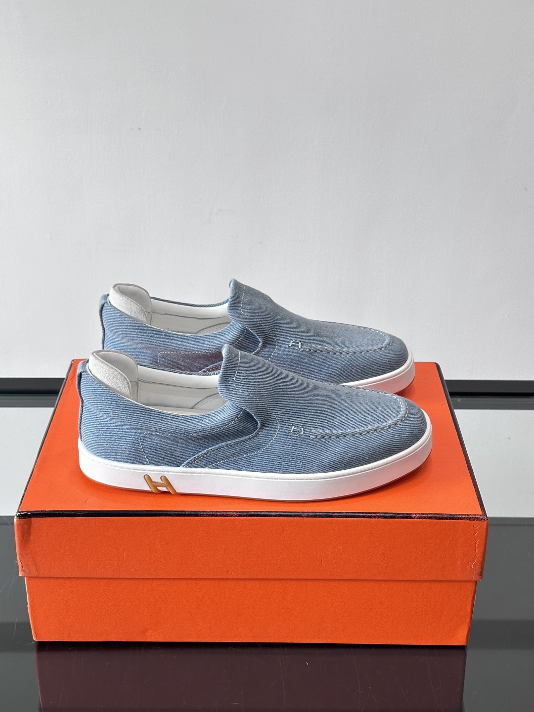 Hermes 2025乐福鞋。爱马仕2025乐福鞋，一脚蹬设计超方便，日常穿搭无压力！鞋面是柔软帆布+皮