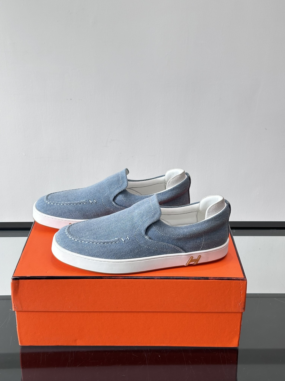 Hermes 2025乐福鞋。爱马仕2025乐福鞋，一脚蹬设计超方便，日常穿搭无压力！鞋面是柔软帆布+皮