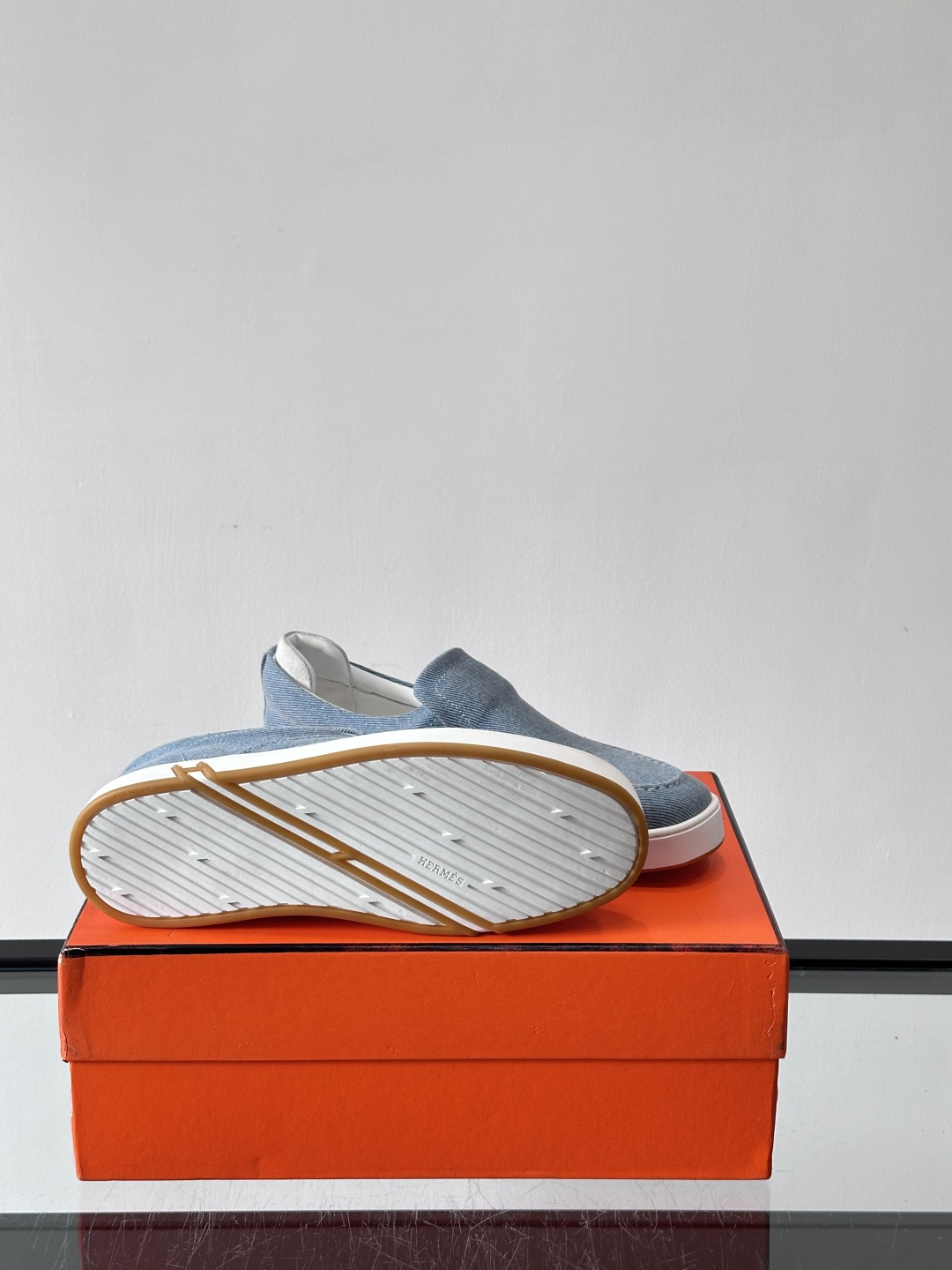 Hermes 2025乐福鞋。爱马仕2025乐福鞋，一脚蹬设计超方便，日常穿搭无压力！鞋面是柔软帆布+皮