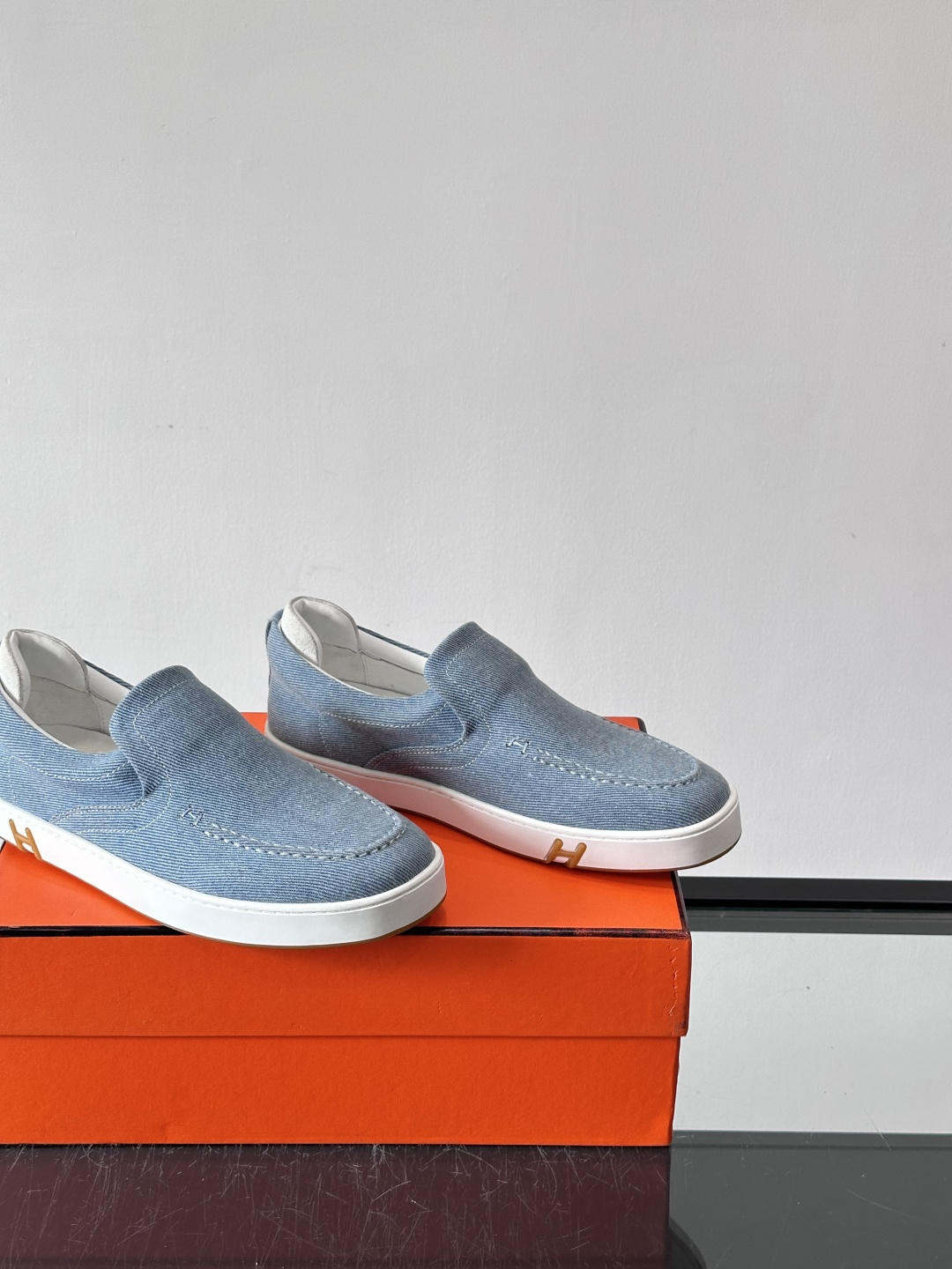 Hermes 2025乐福鞋。爱马仕2025乐福鞋，一脚蹬设计超方便，日常穿搭无压力！鞋面是柔软帆布+皮