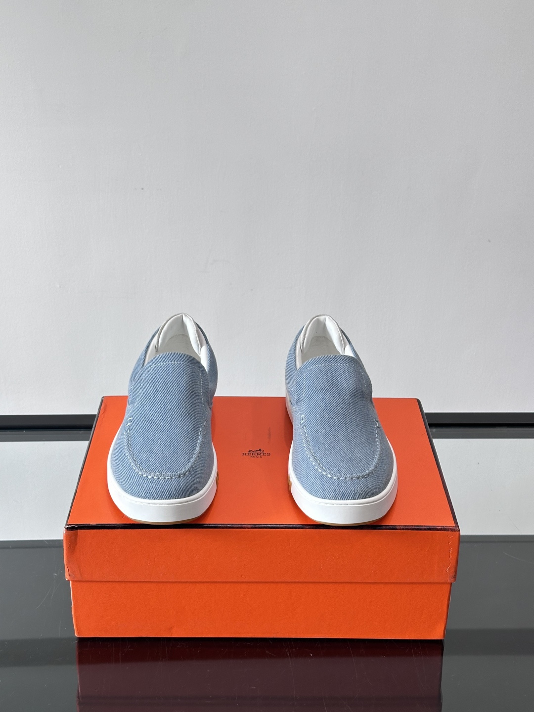 Hermes 2025乐福鞋。爱马仕2025乐福鞋，一脚蹬设计超方便，日常穿搭无压力！鞋面是柔软帆布+皮