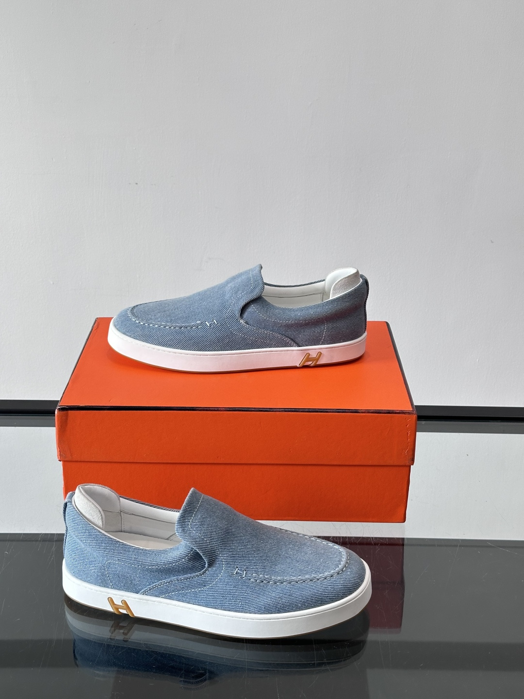 Hermes 2025乐福鞋。爱马仕2025乐福鞋，一脚蹬设计超方便，日常穿搭无压力！鞋面是柔软帆布+皮