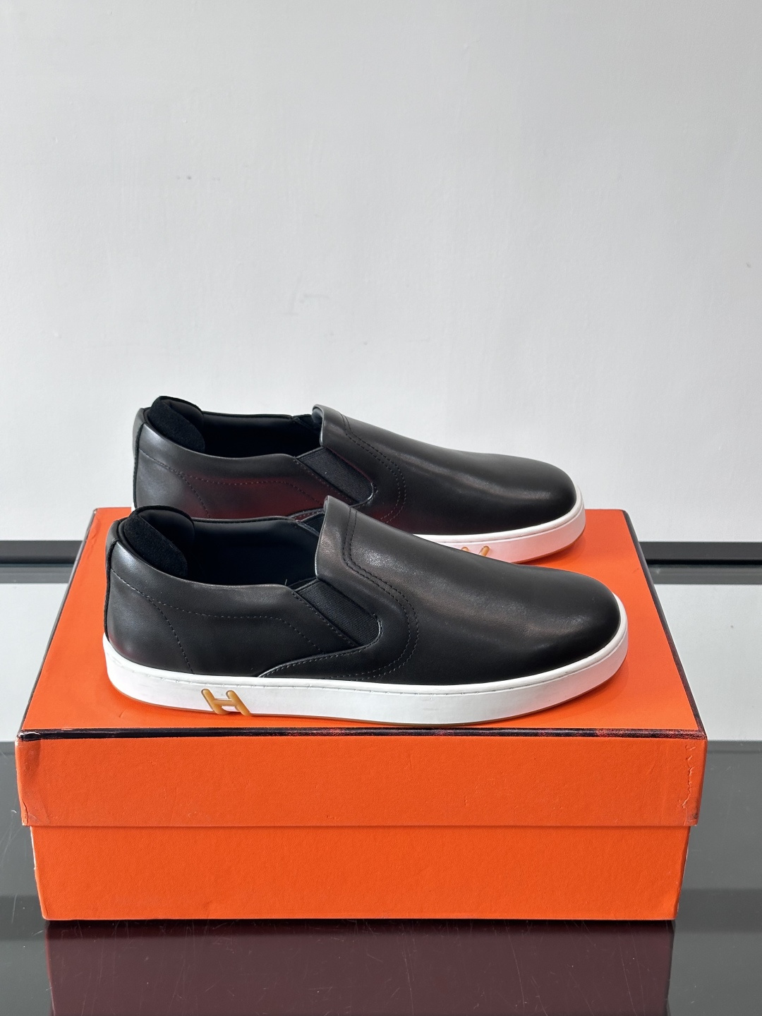 Hermes Horsens 休闲鞋爱马仕Horsens系列休闲鞋，牛皮革。简约低调又有质感。鞋面“H”