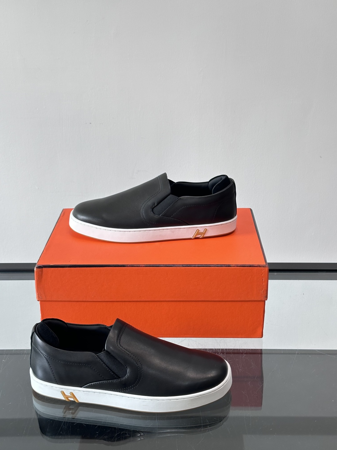 Hermes Horsens 休闲鞋爱马仕Horsens系列休闲鞋，牛皮革。简约低调又有质感。鞋面“H”