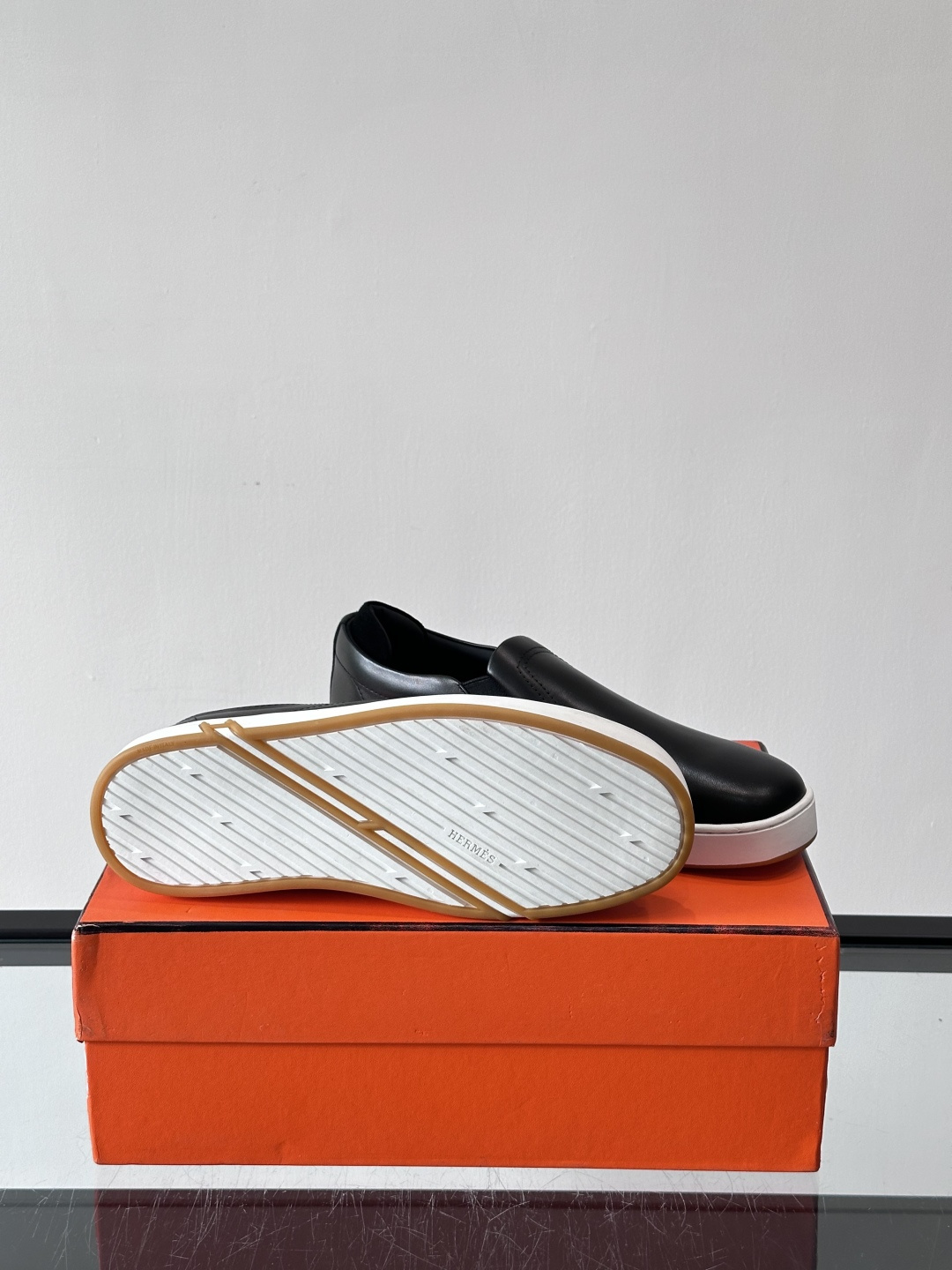 Hermes Horsens 休闲鞋爱马仕Horsens系列休闲鞋，牛皮革。简约低调又有质感。鞋面“H”