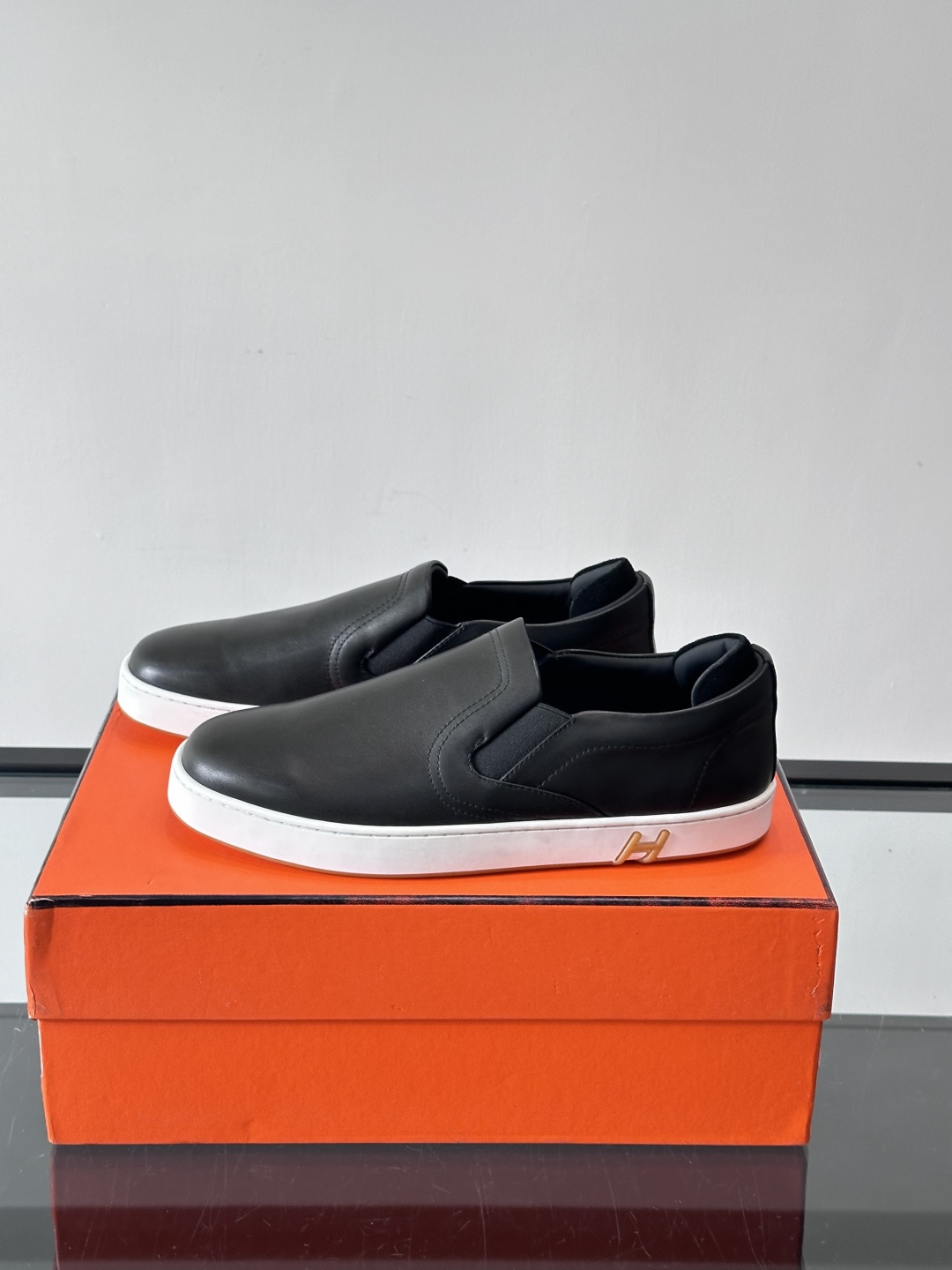 Hermes Horsens 休闲鞋爱马仕Horsens系列休闲鞋，牛皮革。简约低调又有质感。鞋面“H”