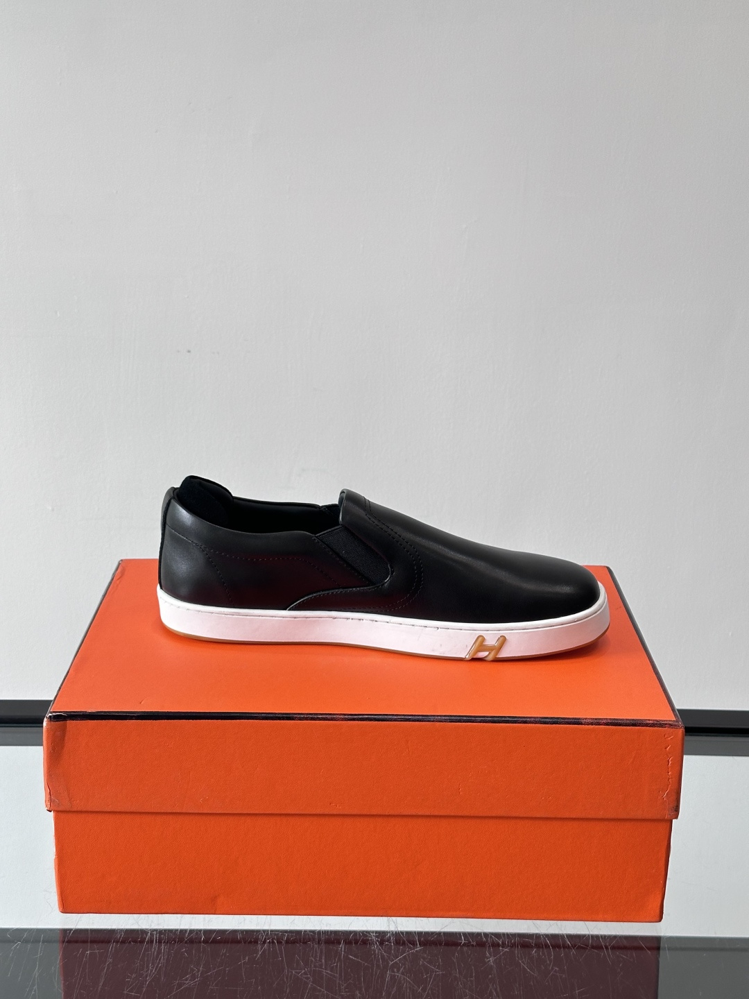 Hermes Horsens 休闲鞋爱马仕Horsens系列休闲鞋，牛皮革。简约低调又有质感。鞋面“H”