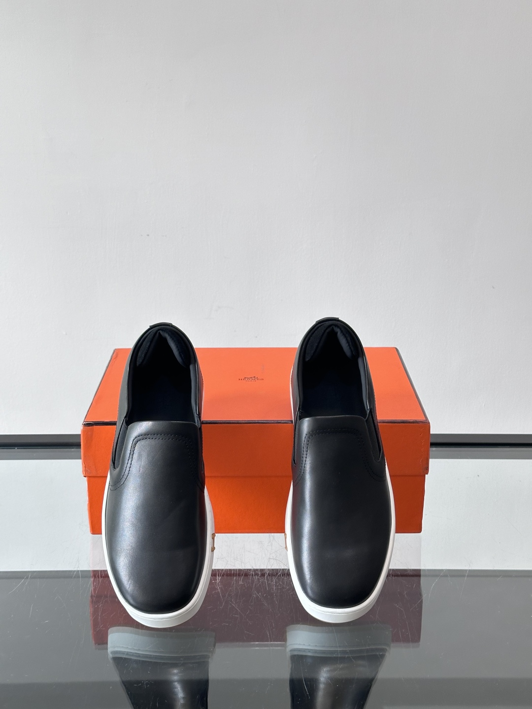 Hermes Horsens 休闲鞋爱马仕Horsens系列休闲鞋，牛皮革。简约低调又有质感。鞋面“H”