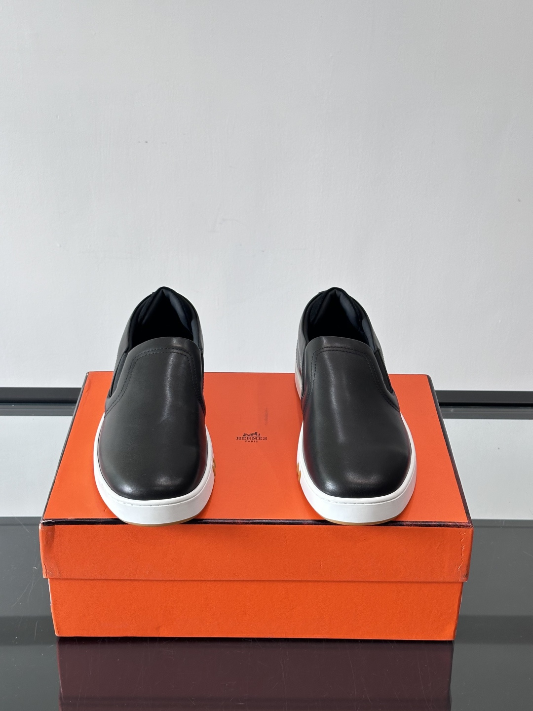 Hermes Horsens 休闲鞋爱马仕Horsens系列休闲鞋，牛皮革。简约低调又有质感。鞋面“H”