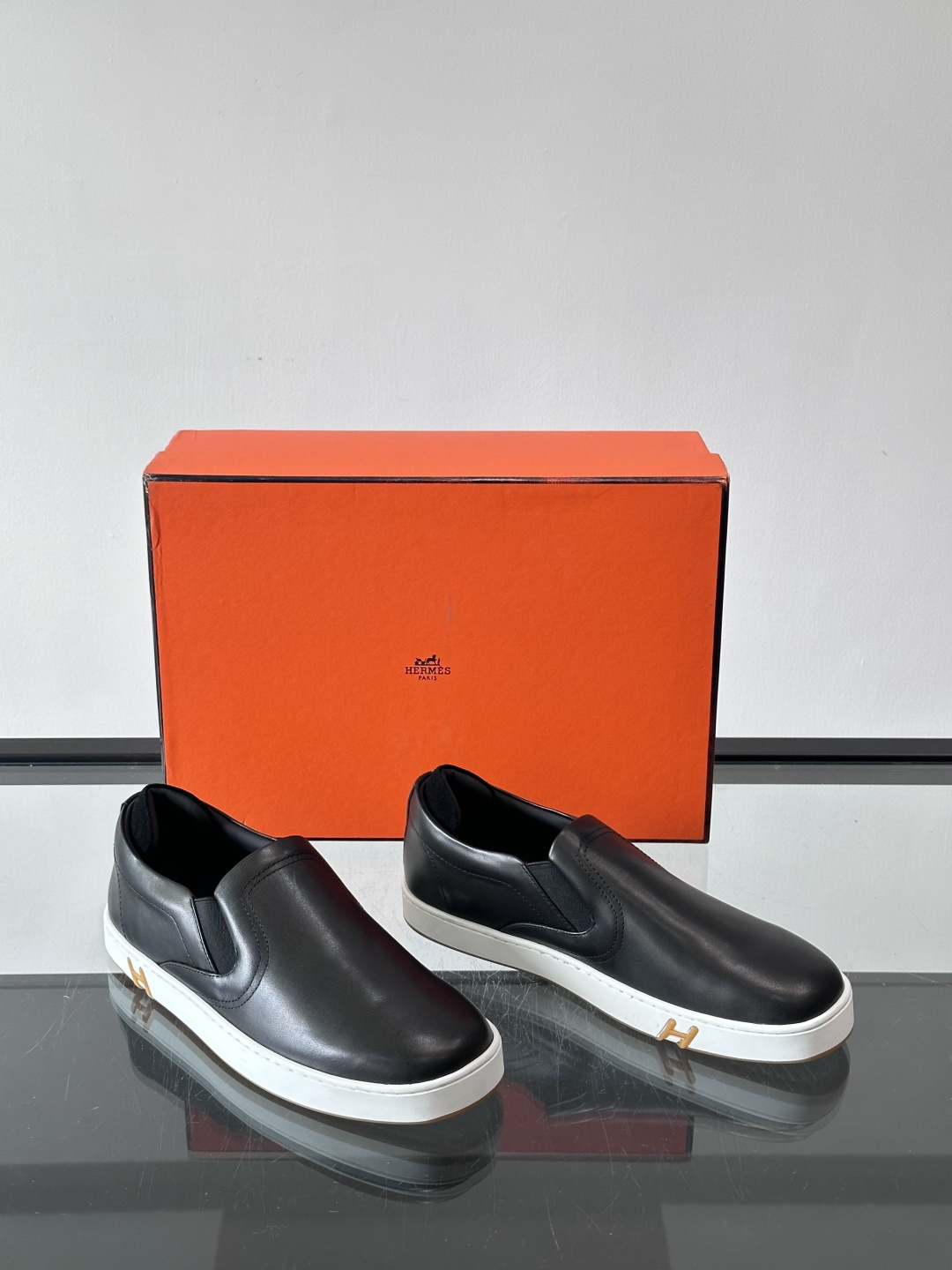 Hermes Horsens 休闲鞋爱马仕Horsens系列休闲鞋，牛皮革。简约低调又有质感。鞋面“H”