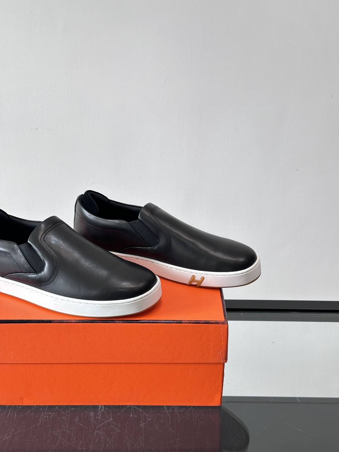 Hermes Horsens 休闲鞋爱马仕Horsens系列休闲鞋，牛皮革。简约低调又有质感。鞋面“H”