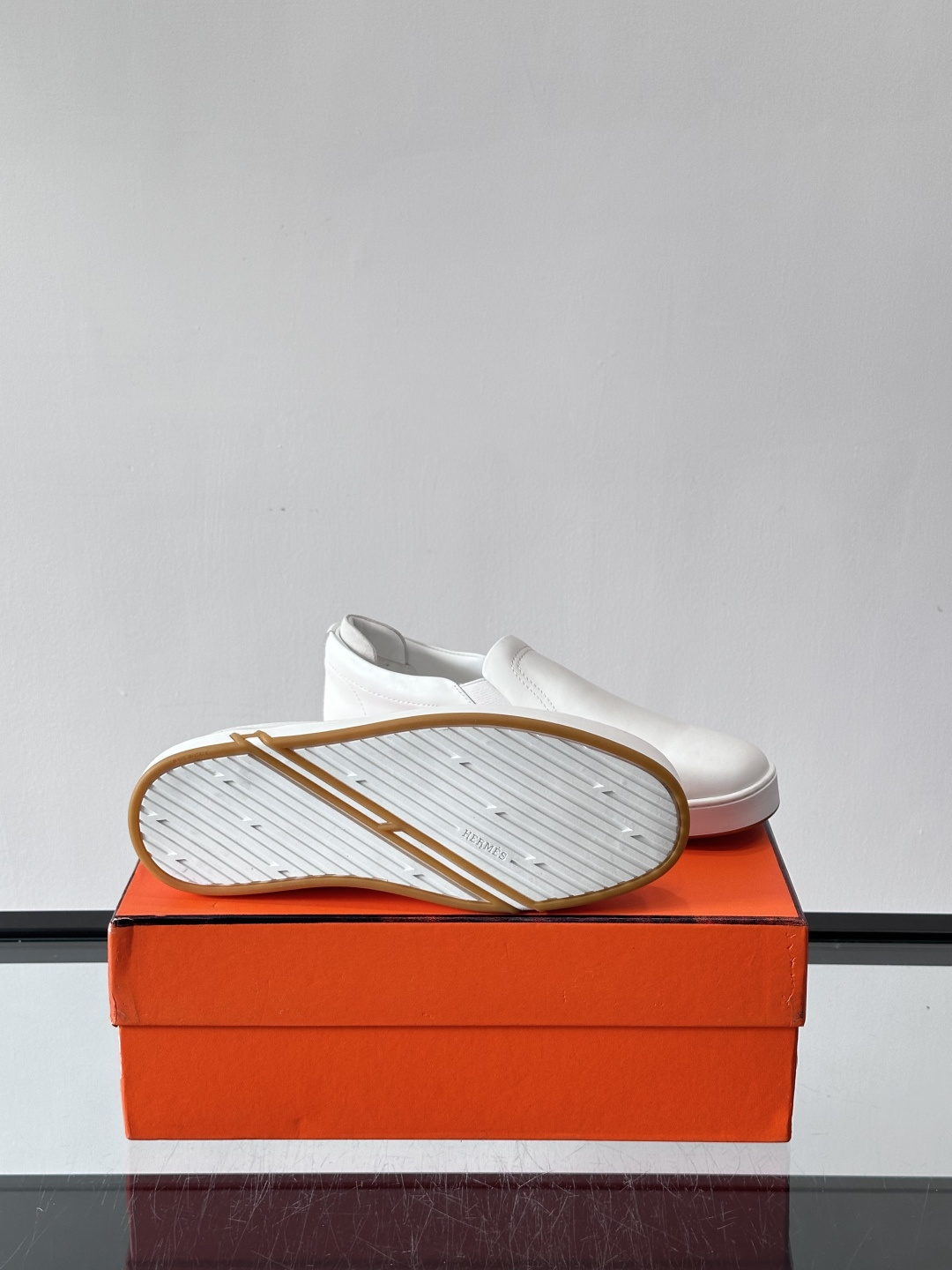 Hermes Horsens 休闲鞋爱马仕Horsens系列休闲鞋，牛皮革。简约低调又有质感。鞋面“H”