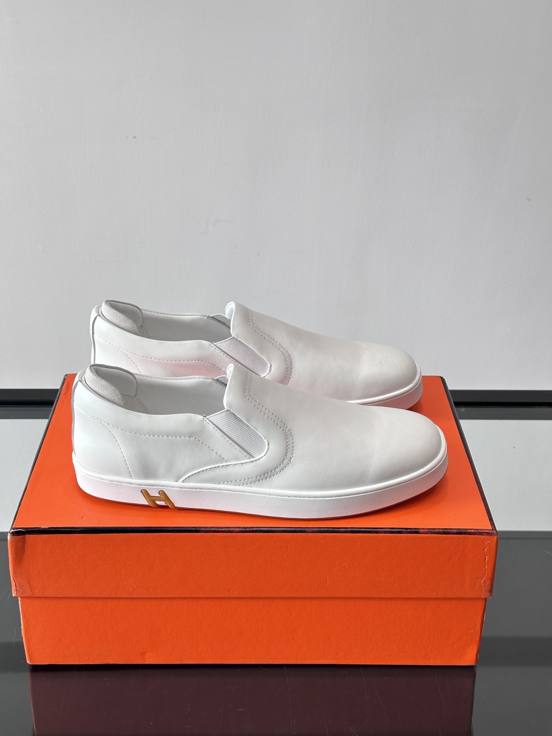 Hermes Horsens 休闲鞋爱马仕Horsens系列休闲鞋，牛皮革。简约低调又有质感。鞋面“H”