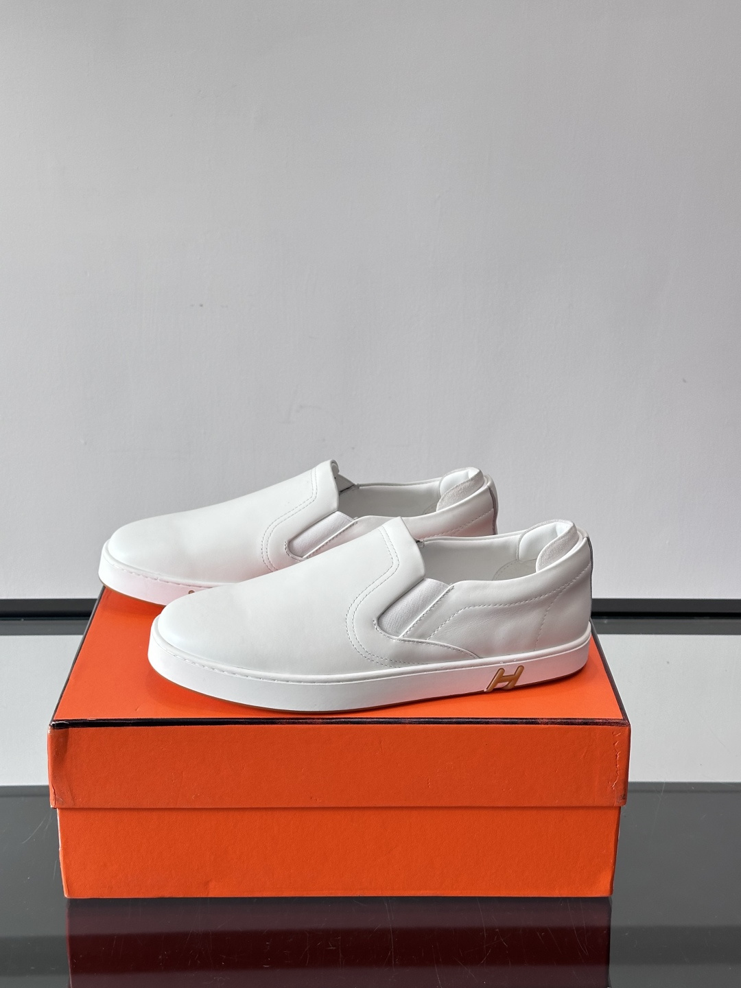 Hermes Horsens 休闲鞋爱马仕Horsens系列休闲鞋，牛皮革。简约低调又有质感。鞋面“H”