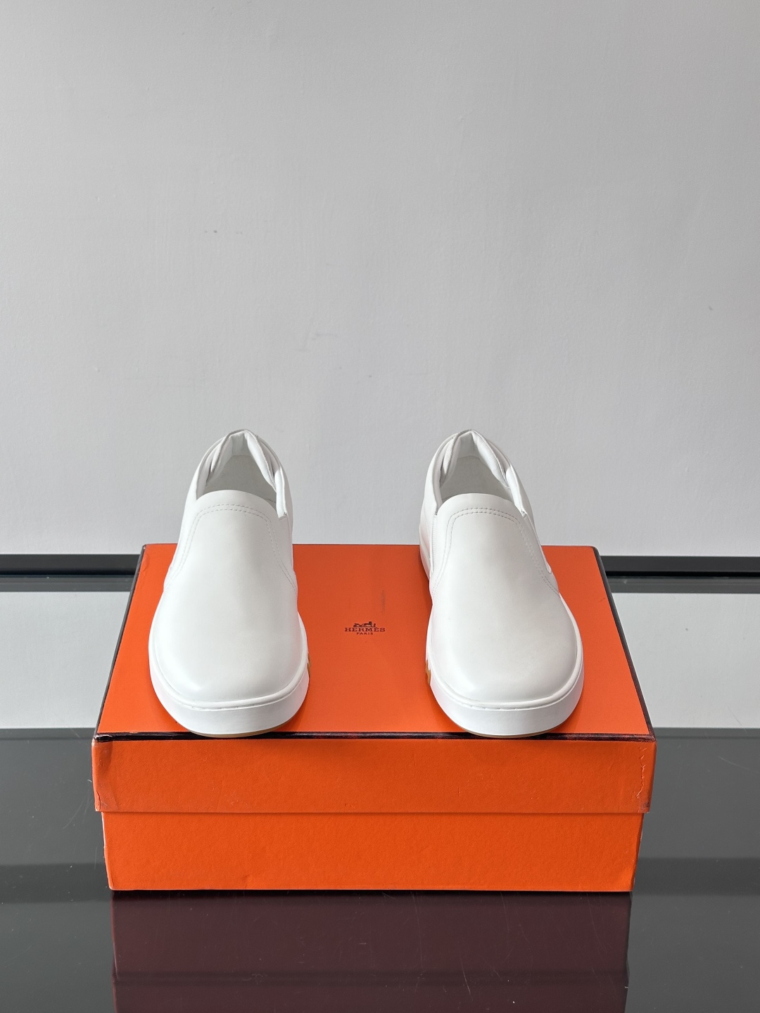 Hermes Horsens 休闲鞋爱马仕Horsens系列休闲鞋，牛皮革。简约低调又有质感。鞋面“H”