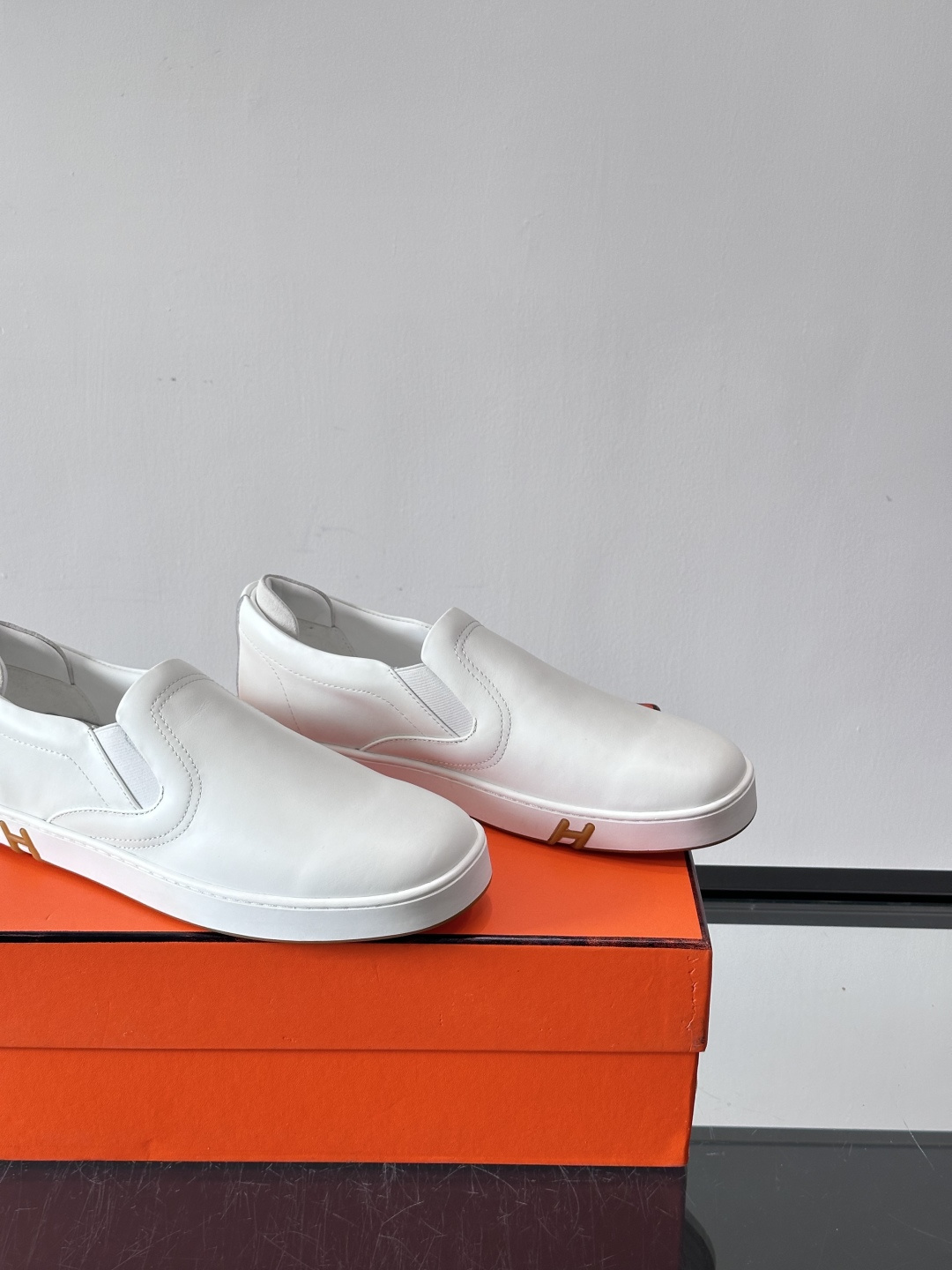 Hermes Horsens 休闲鞋爱马仕Horsens系列休闲鞋，牛皮革。简约低调又有质感。鞋面“H”