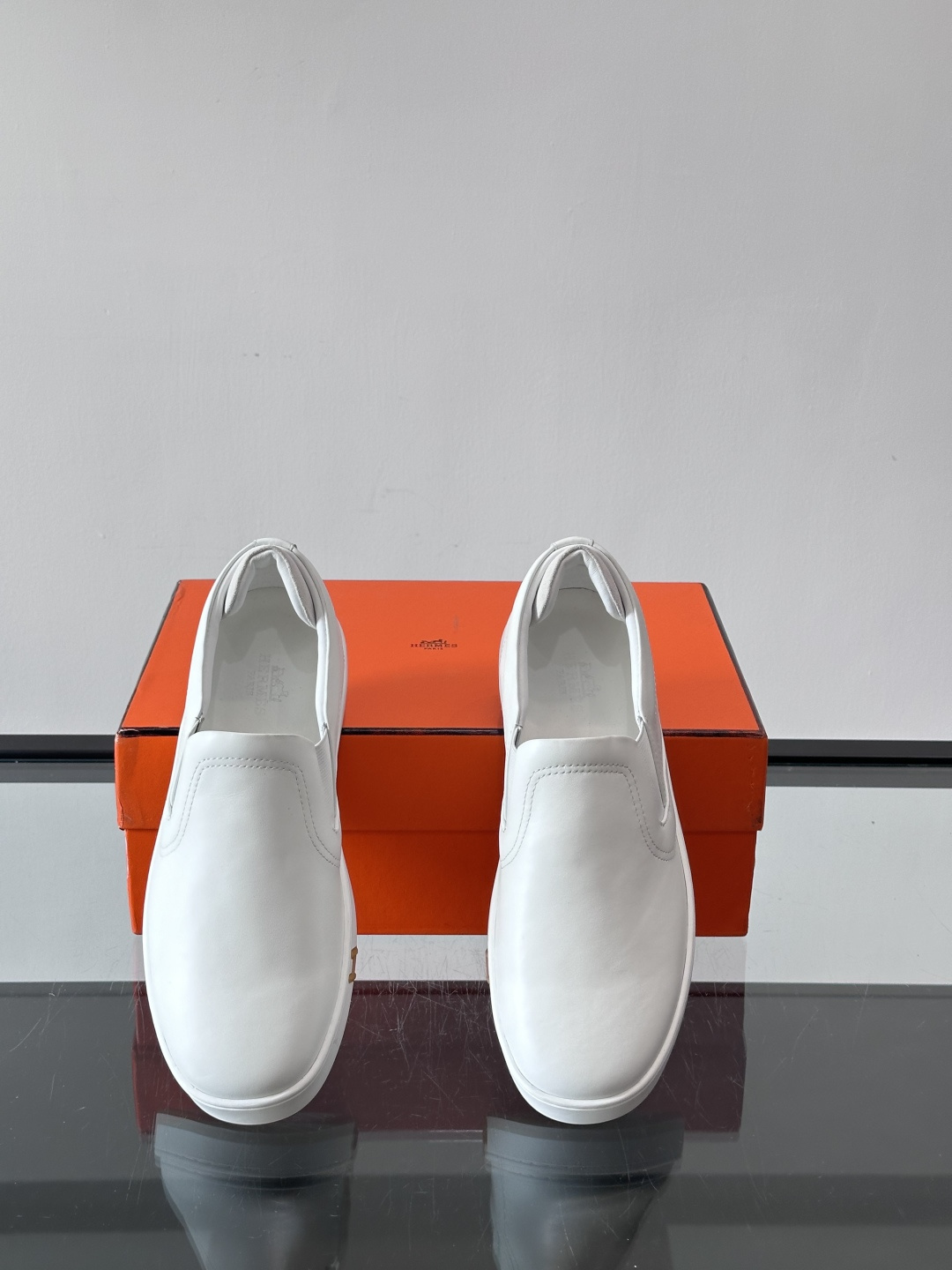 Hermes Horsens 休闲鞋爱马仕Horsens系列休闲鞋，牛皮革。简约低调又有质感。鞋面“H”