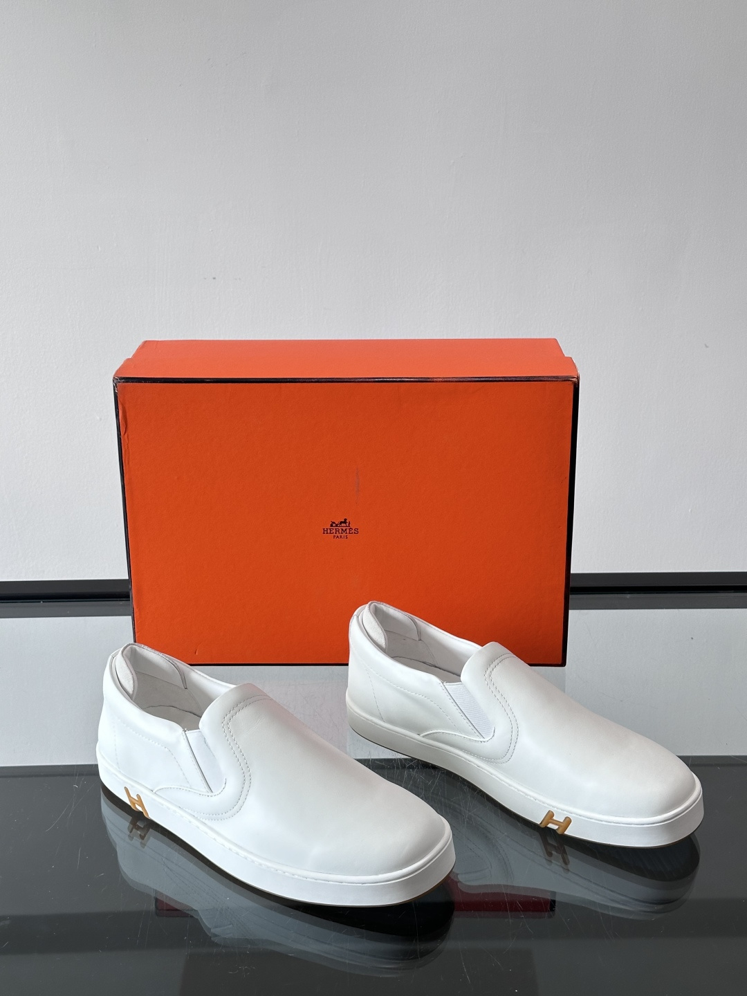 Hermes Horsens 休闲鞋爱马仕Horsens系列休闲鞋，牛皮革。简约低调又有质感。鞋面“H”