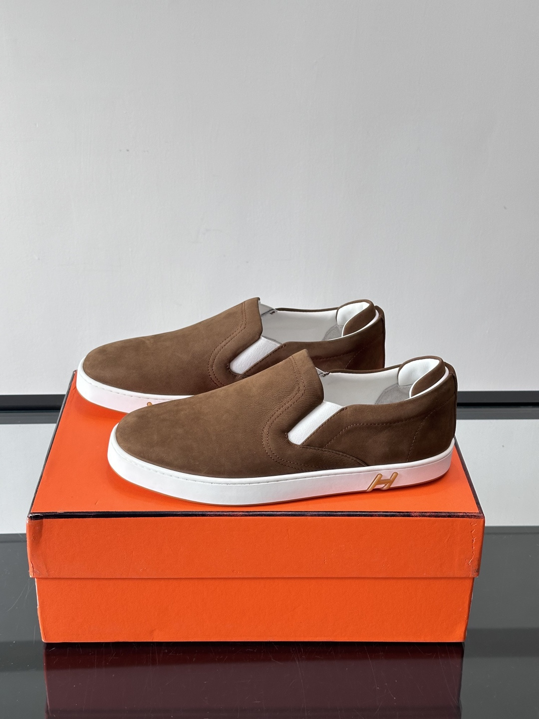 Hermes Horsens 休闲鞋爱马仕Horsens系列休闲鞋，牛皮革。简约低调又有质感。鞋面“H”