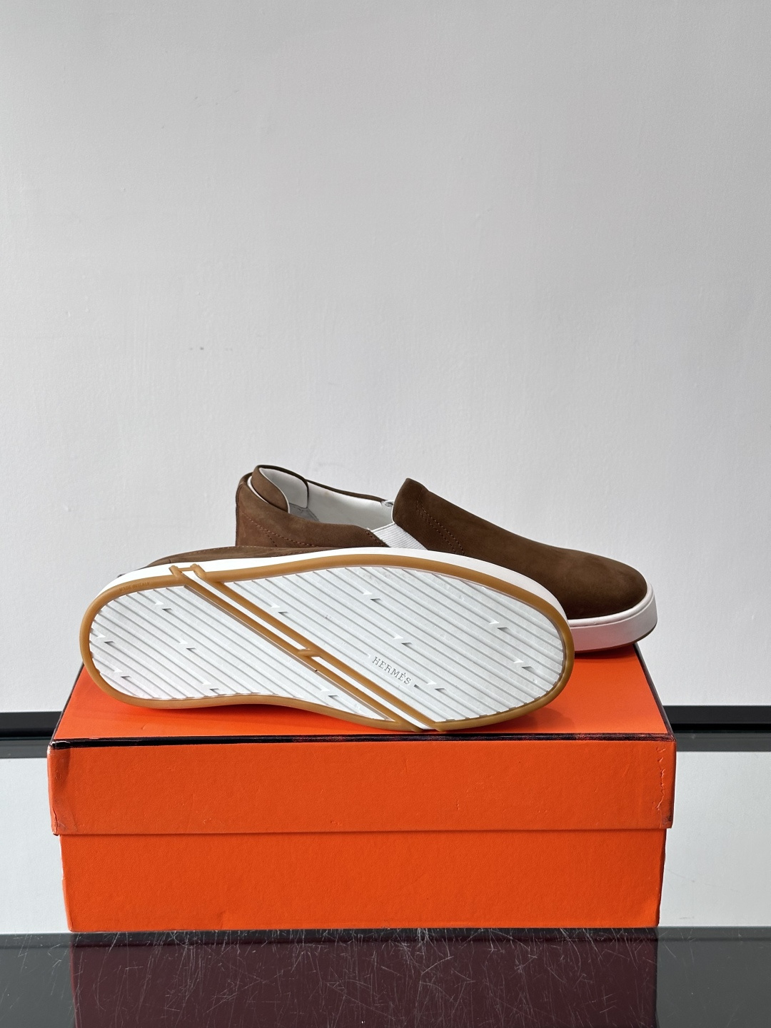 Hermes Horsens 休闲鞋爱马仕Horsens系列休闲鞋，牛皮革。简约低调又有质感。鞋面“H”