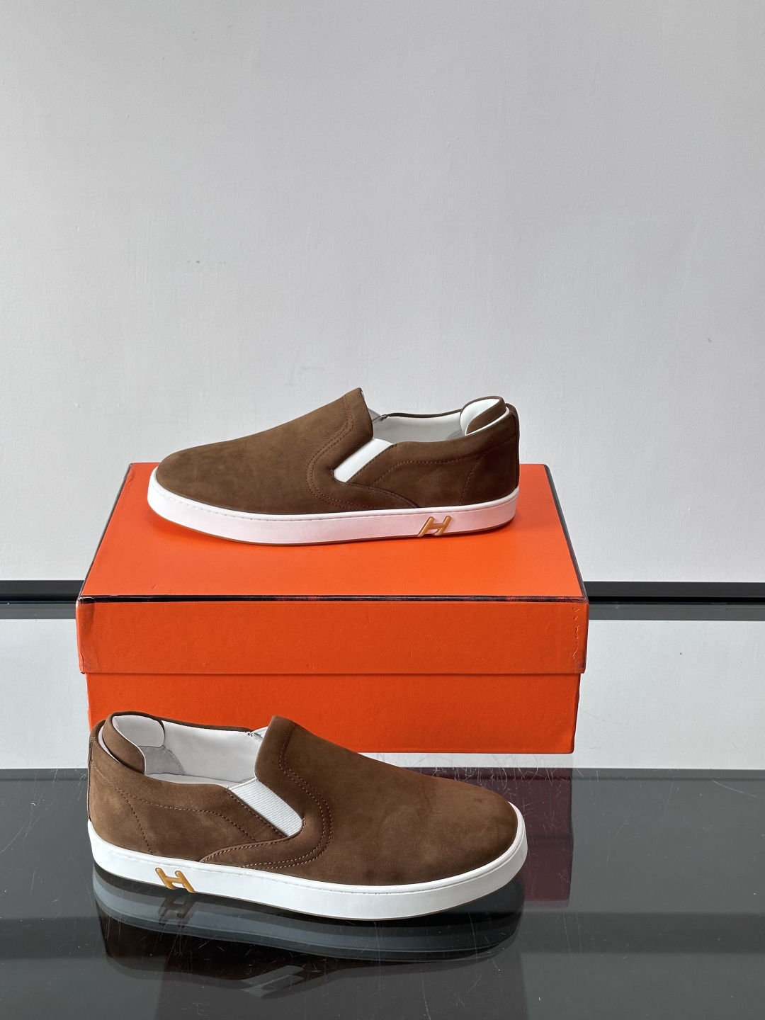 Hermes Horsens 休闲鞋爱马仕Horsens系列休闲鞋，牛皮革。简约低调又有质感。鞋面“H”