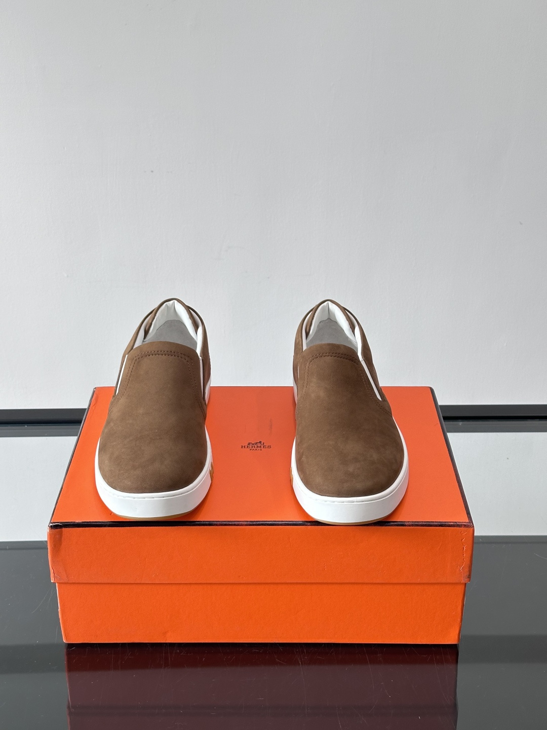 Hermes Horsens 休闲鞋爱马仕Horsens系列休闲鞋，牛皮革。简约低调又有质感。鞋面“H”