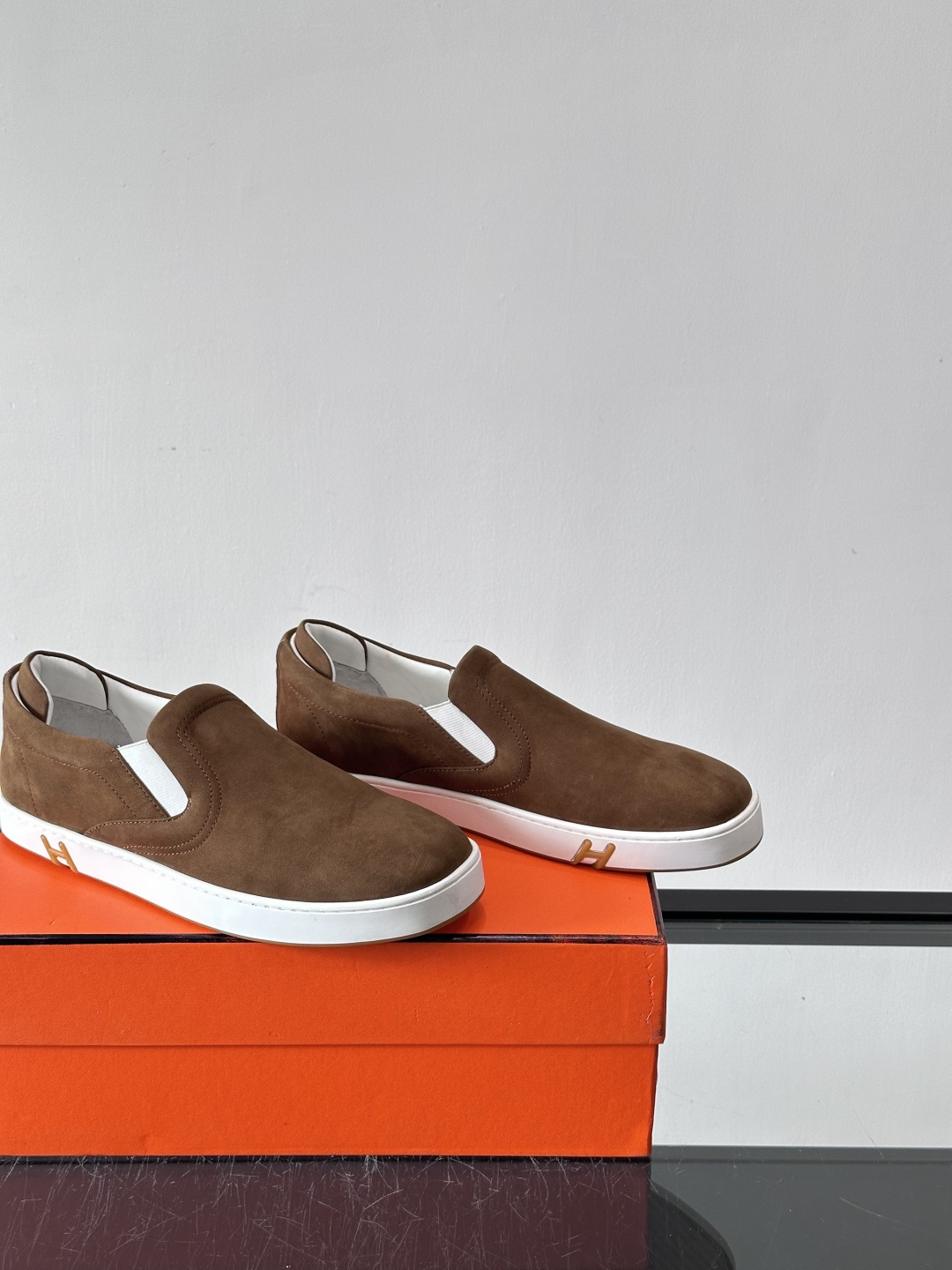 Hermes Horsens 休闲鞋爱马仕Horsens系列休闲鞋，牛皮革。简约低调又有质感。鞋面“H”