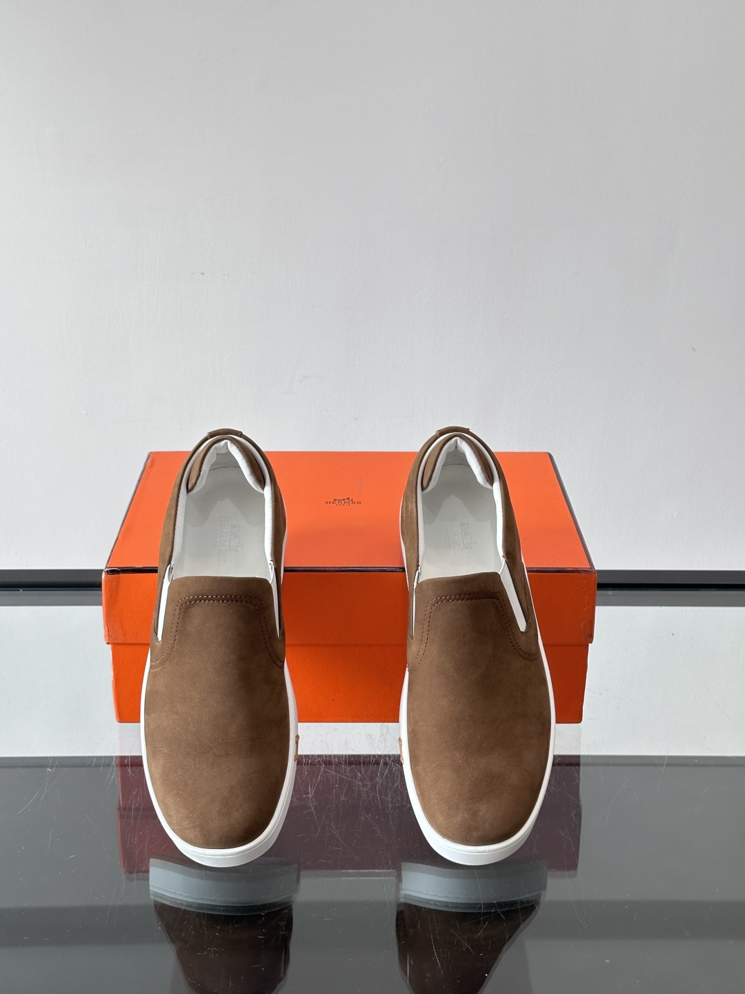 Hermes Horsens 休闲鞋爱马仕Horsens系列休闲鞋，牛皮革。简约低调又有质感。鞋面“H”