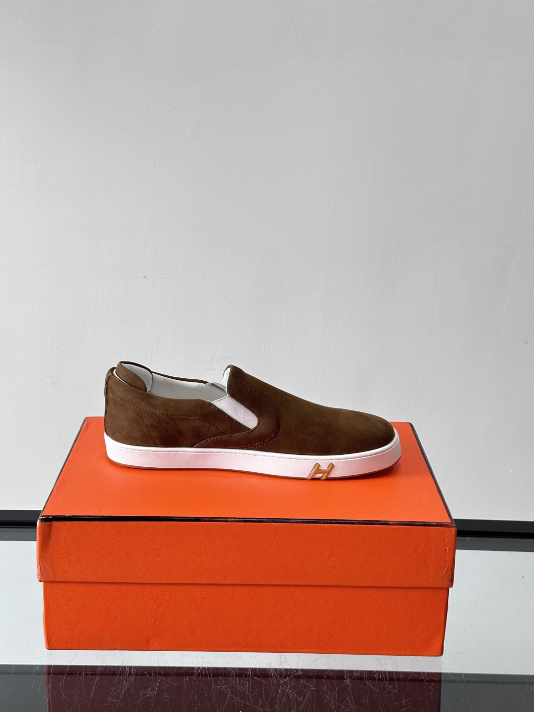 Hermes Horsens 休闲鞋爱马仕Horsens系列休闲鞋，牛皮革。简约低调又有质感。鞋面“H”