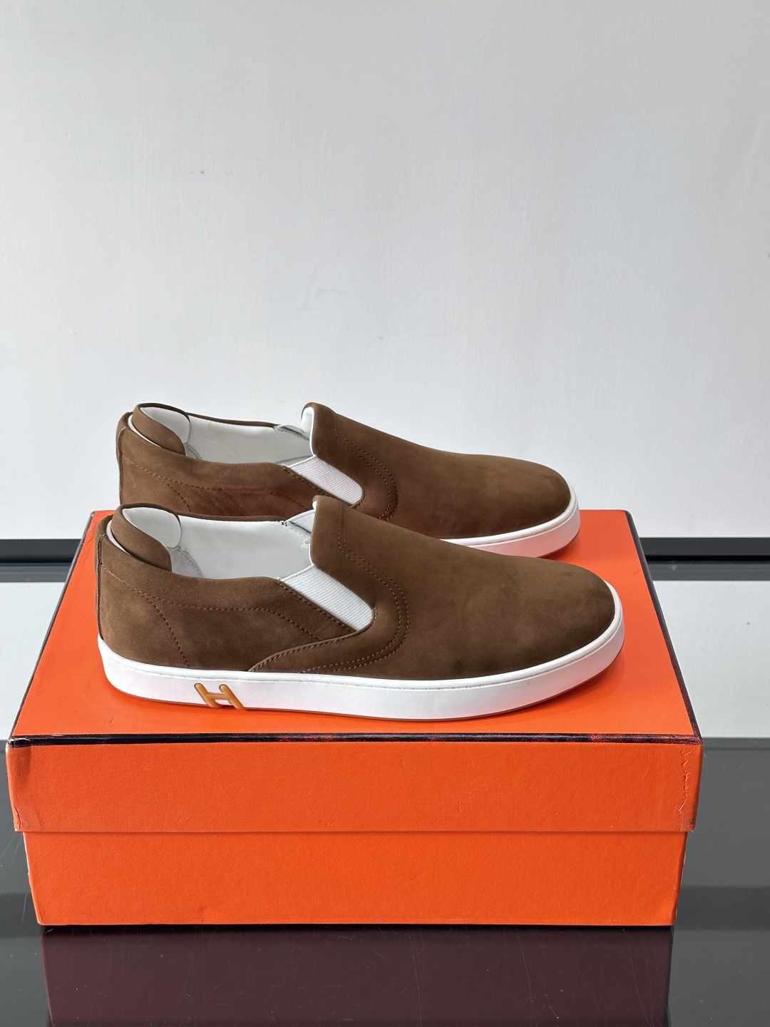 Hermes Horsens 休闲鞋爱马仕Horsens系列休闲鞋，牛皮革。简约低调又有质感。鞋面“H”