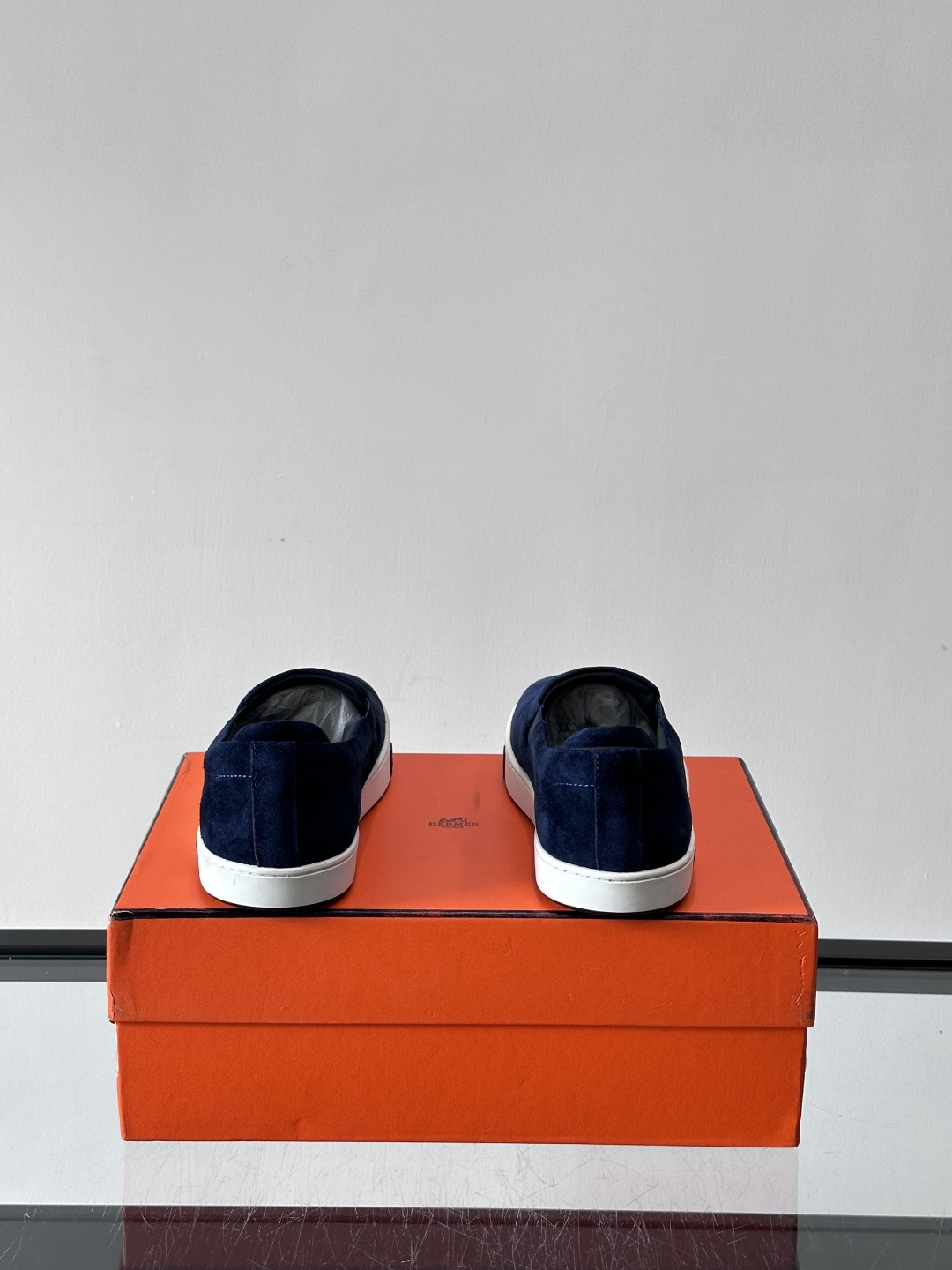 Hermes Horsens 休闲鞋爱马仕Horsens系列休闲鞋，绒面皮革。简约低调又有质感。鞋面“H