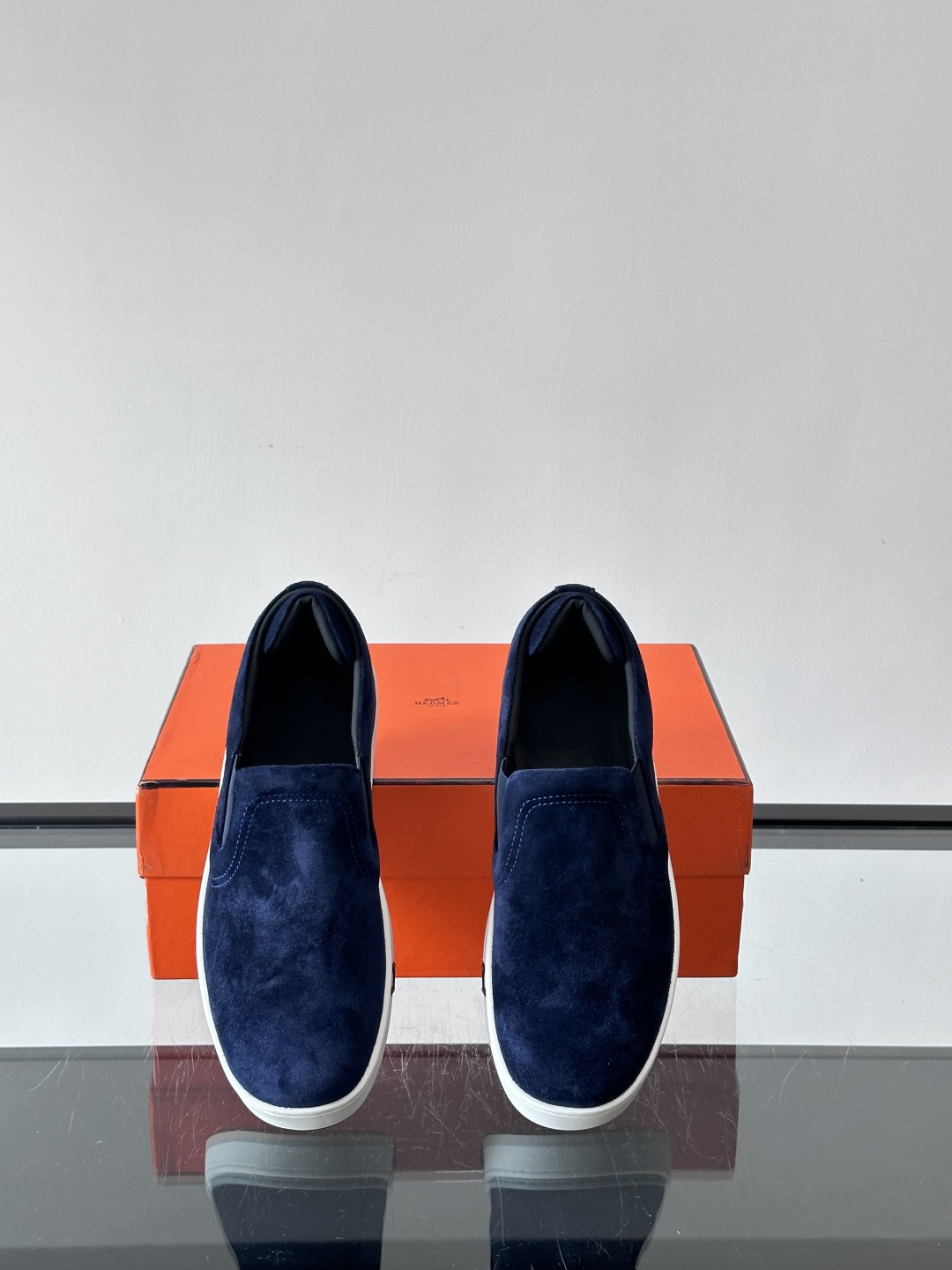 Hermes Horsens 休闲鞋爱马仕Horsens系列休闲鞋，绒面皮革。简约低调又有质感。鞋面“H