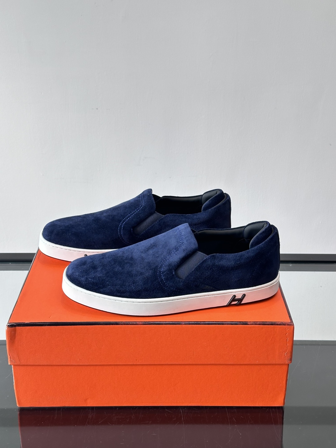 Hermes Horsens 休闲鞋爱马仕Horsens系列休闲鞋，绒面皮革。简约低调又有质感。鞋面“H