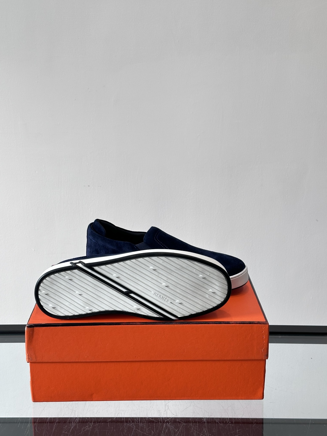 Hermes Horsens 休闲鞋爱马仕Horsens系列休闲鞋，绒面皮革。简约低调又有质感。鞋面“H