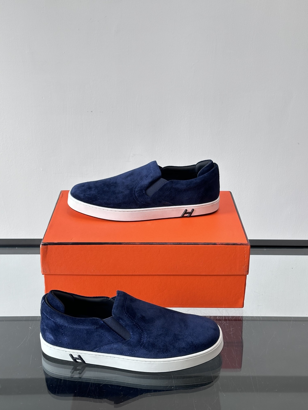 Hermes Horsens 休闲鞋爱马仕Horsens系列休闲鞋，绒面皮革。简约低调又有质感。鞋面“H