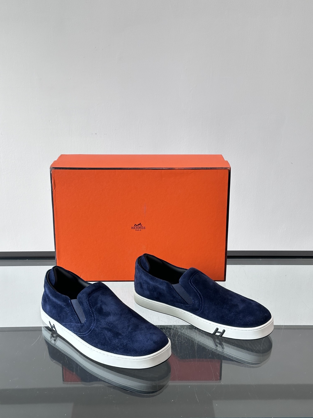 Hermes Horsens 休闲鞋爱马仕Horsens系列休闲鞋，绒面皮革。简约低调又有质感。鞋面“H