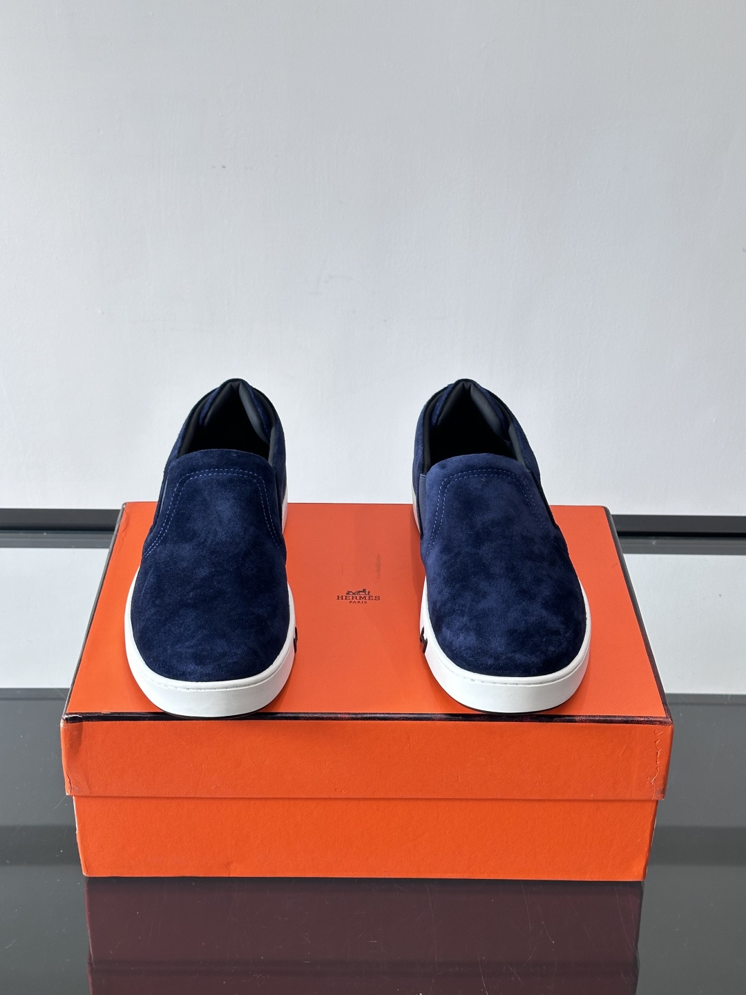 Hermes Horsens 休闲鞋爱马仕Horsens系列休闲鞋，绒面皮革。简约低调又有质感。鞋面“H