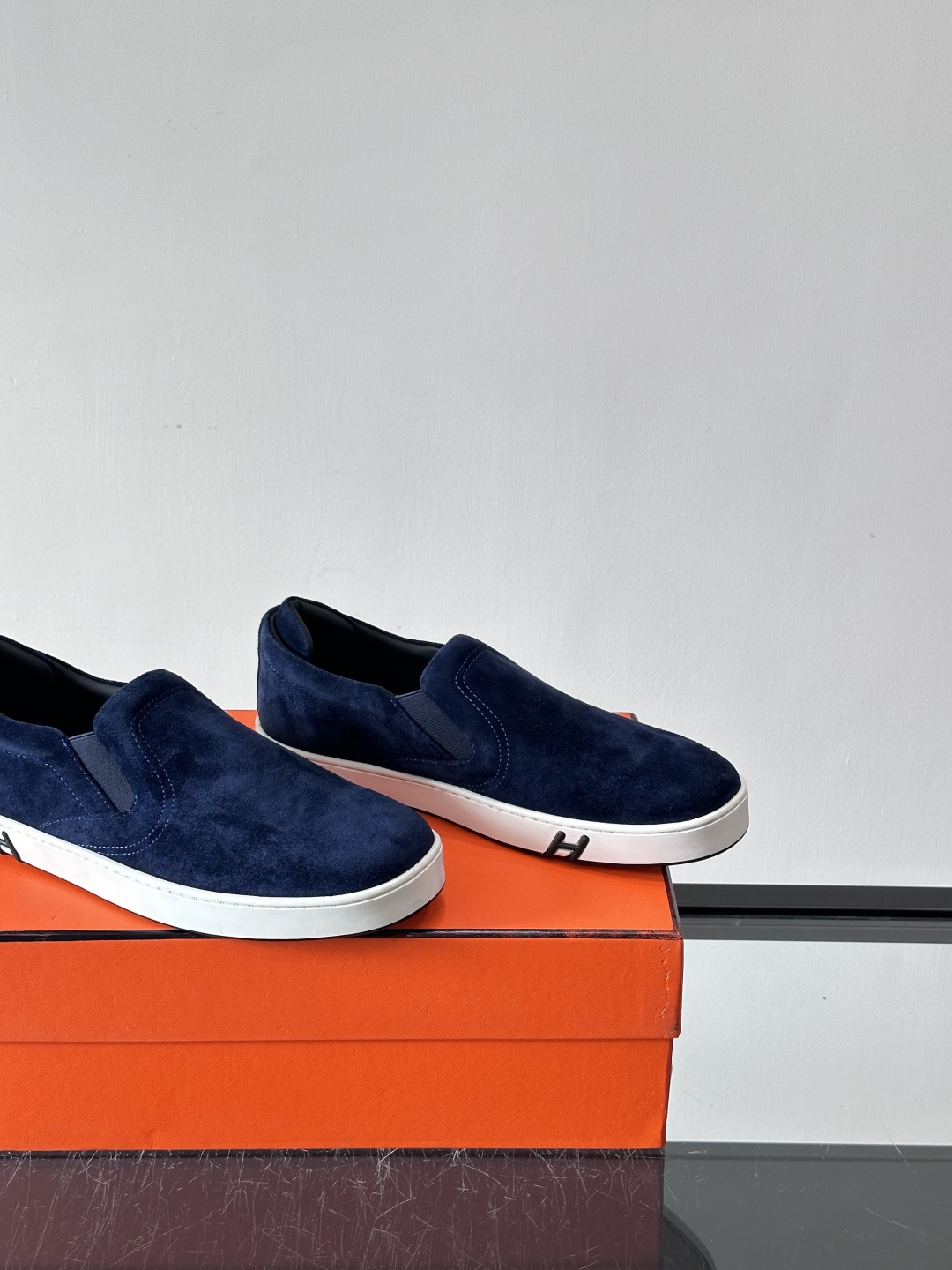 Hermes Horsens 休闲鞋爱马仕Horsens系列休闲鞋，绒面皮革。简约低调又有质感。鞋面“H