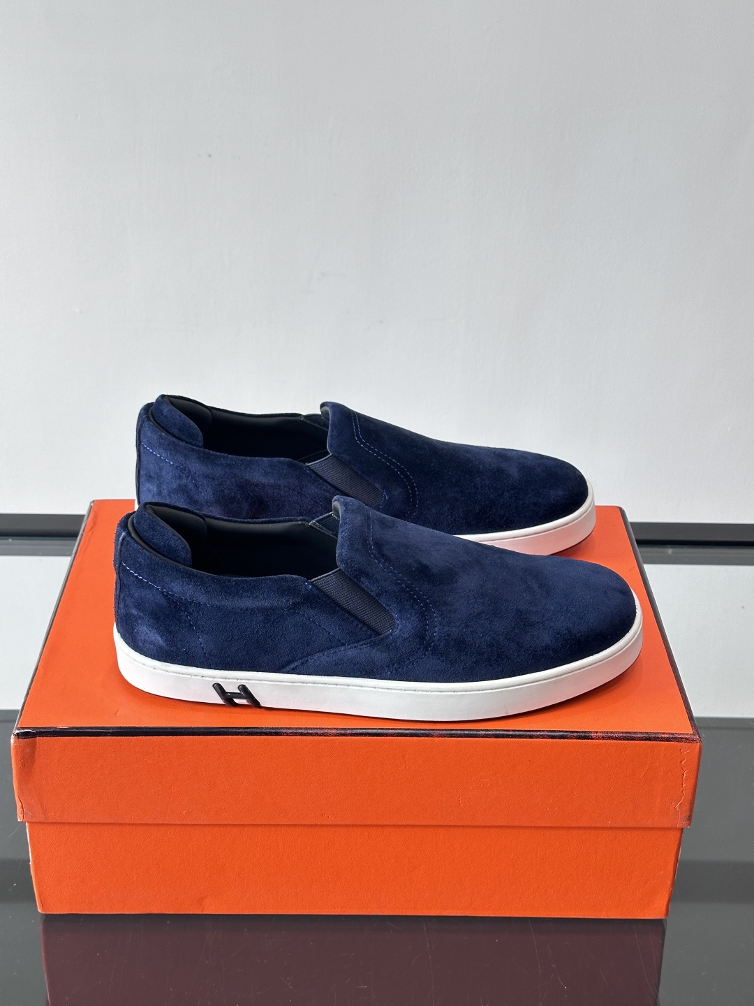 Hermes Horsens 休闲鞋爱马仕Horsens系列休闲鞋，绒面皮革。简约低调又有质感。鞋面“H