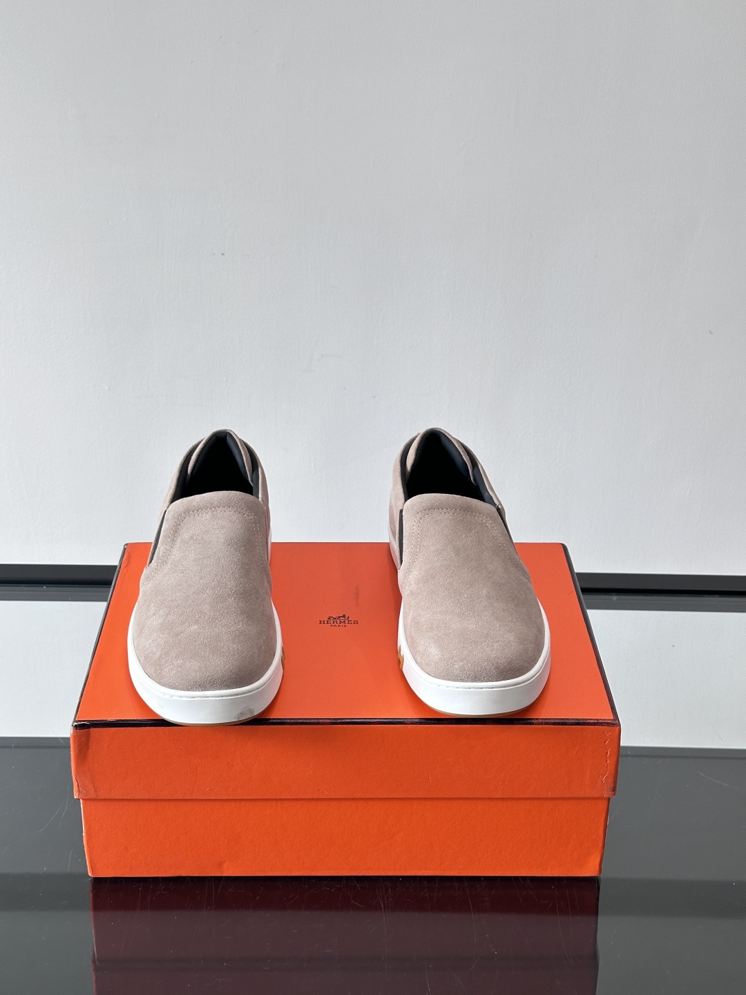 Hermes Horsens 休闲鞋爱马仕Horsens系列休闲鞋，绒面皮革。简约低调又有质感。鞋面“H