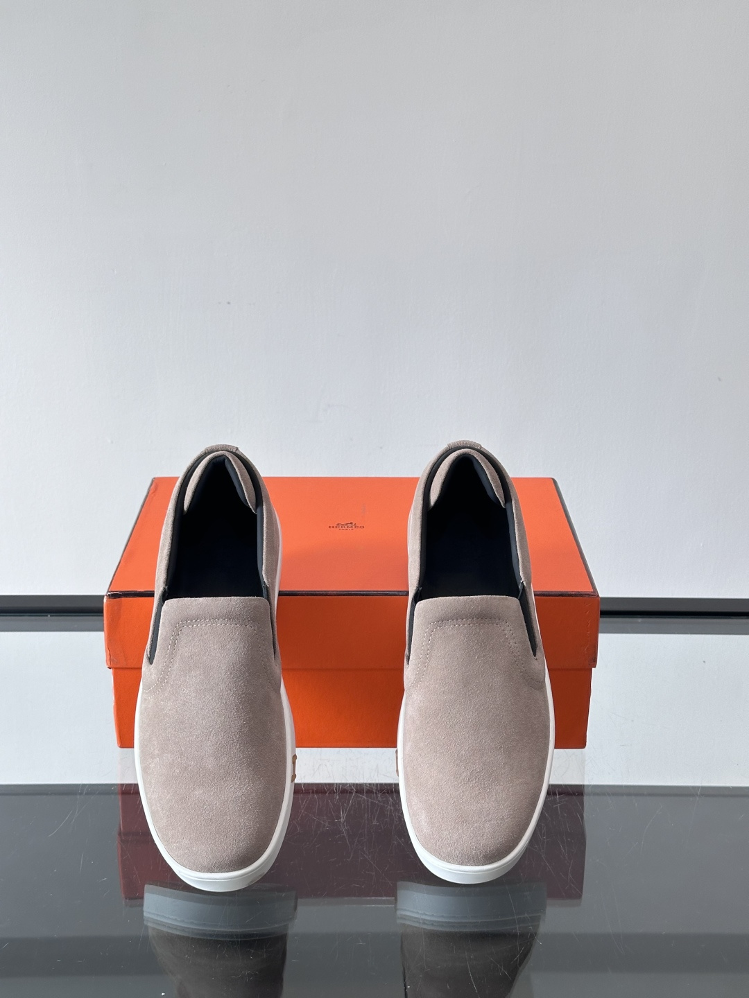 Hermes Horsens 休闲鞋爱马仕Horsens系列休闲鞋，绒面皮革。简约低调又有质感。鞋面“H