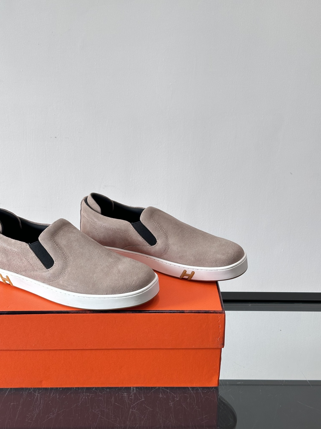 Hermes Horsens 休闲鞋爱马仕Horsens系列休闲鞋，绒面皮革。简约低调又有质感。鞋面“H