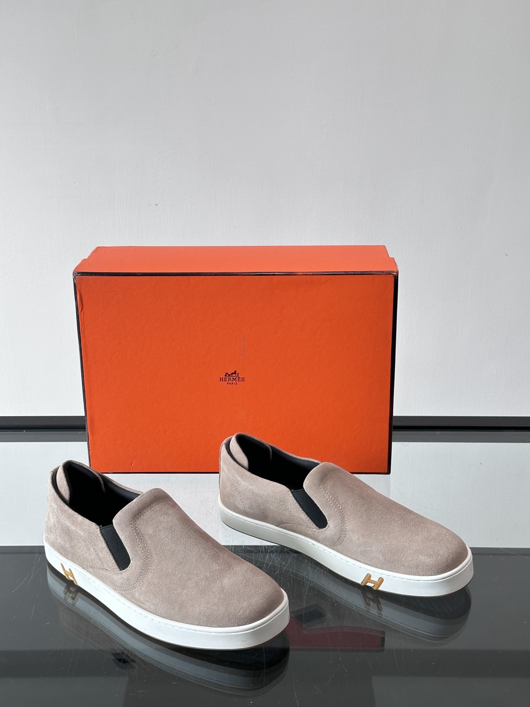 Hermes Horsens 休闲鞋爱马仕Horsens系列休闲鞋，绒面皮革。简约低调又有质感。鞋面“H