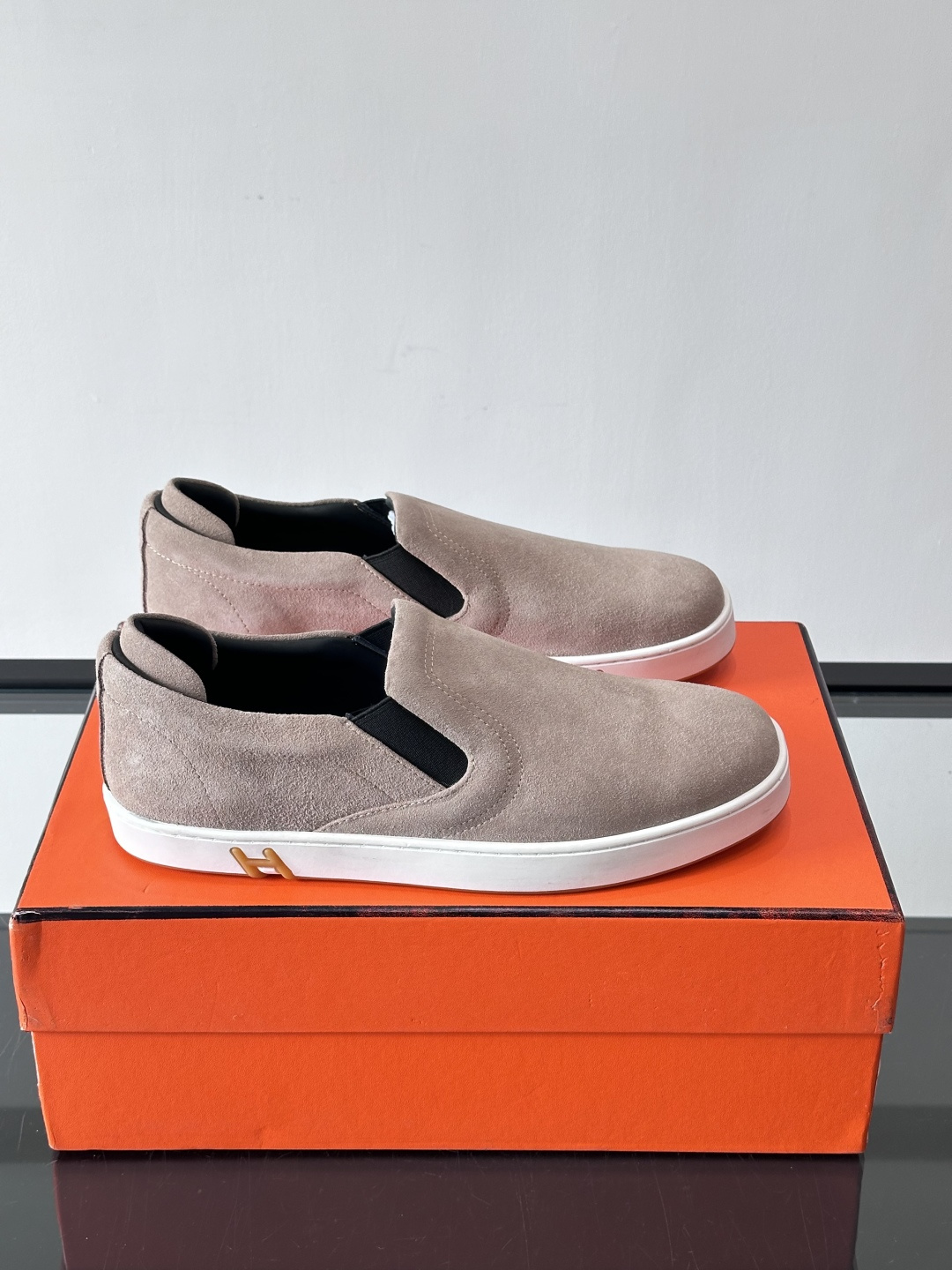 Hermes Horsens 休闲鞋爱马仕Horsens系列休闲鞋，绒面皮革。简约低调又有质感。鞋面“H