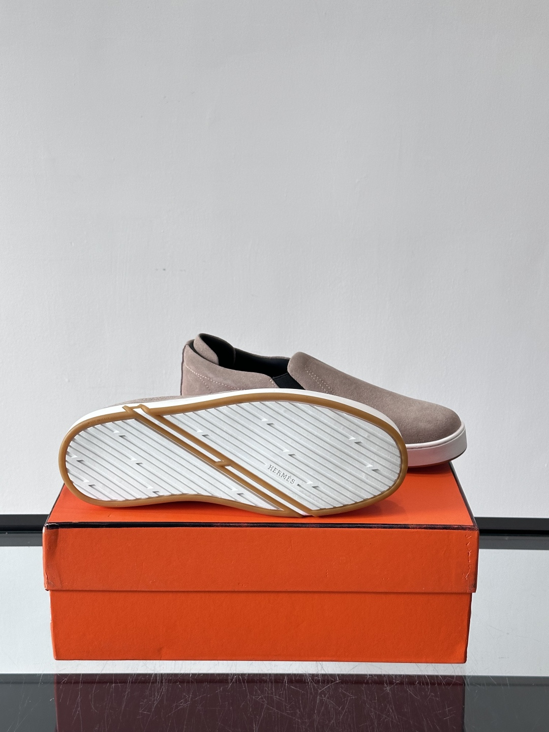 Hermes Horsens 休闲鞋爱马仕Horsens系列休闲鞋，绒面皮革。简约低调又有质感。鞋面“H