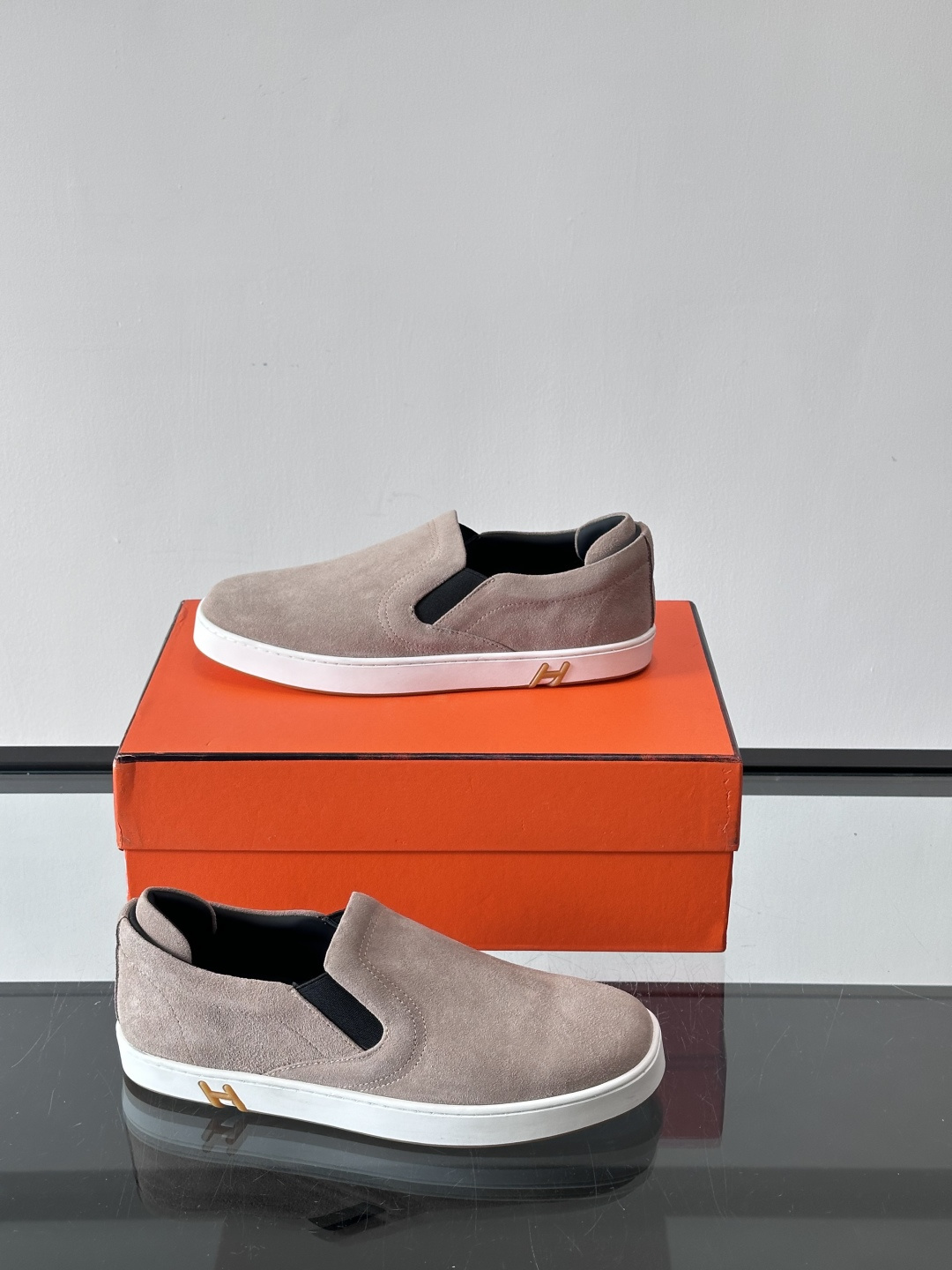 Hermes Horsens 休闲鞋爱马仕Horsens系列休闲鞋，绒面皮革。简约低调又有质感。鞋面“H