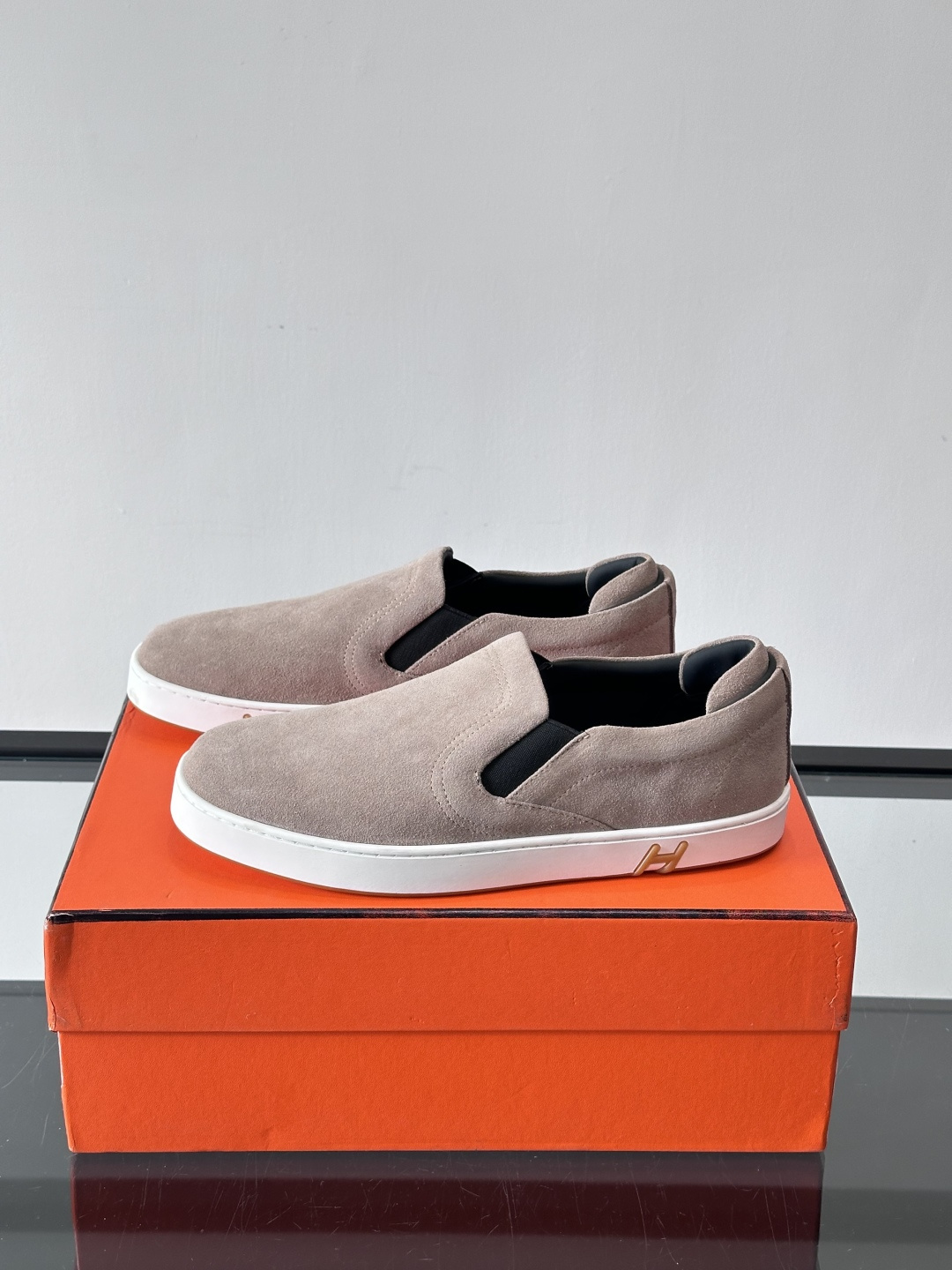 Hermes Horsens 休闲鞋爱马仕Horsens系列休闲鞋，绒面皮革。简约低调又有质感。鞋面“H