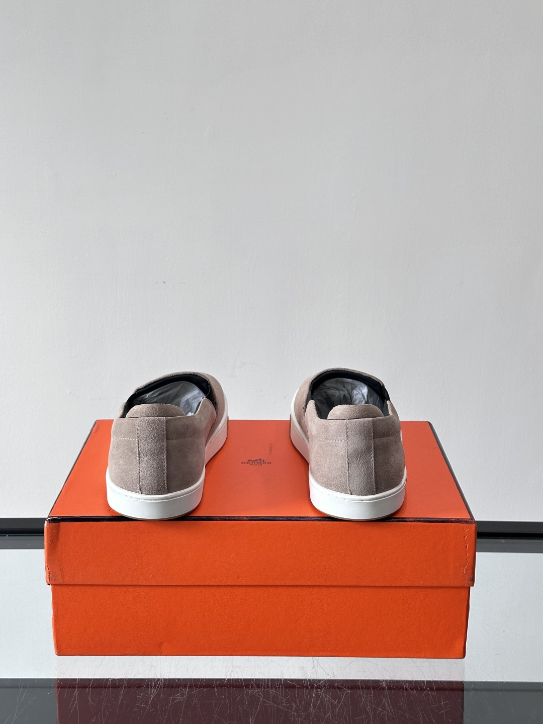 Hermes Horsens 休闲鞋爱马仕Horsens系列休闲鞋，绒面皮革。简约低调又有质感。鞋面“H