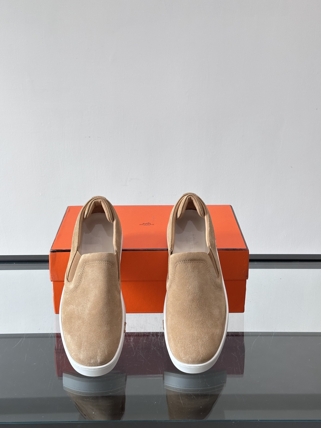 Hermes Horsens 休闲鞋爱马仕Horsens系列休闲鞋，绒面皮革。简约低调又有质感。鞋面“H